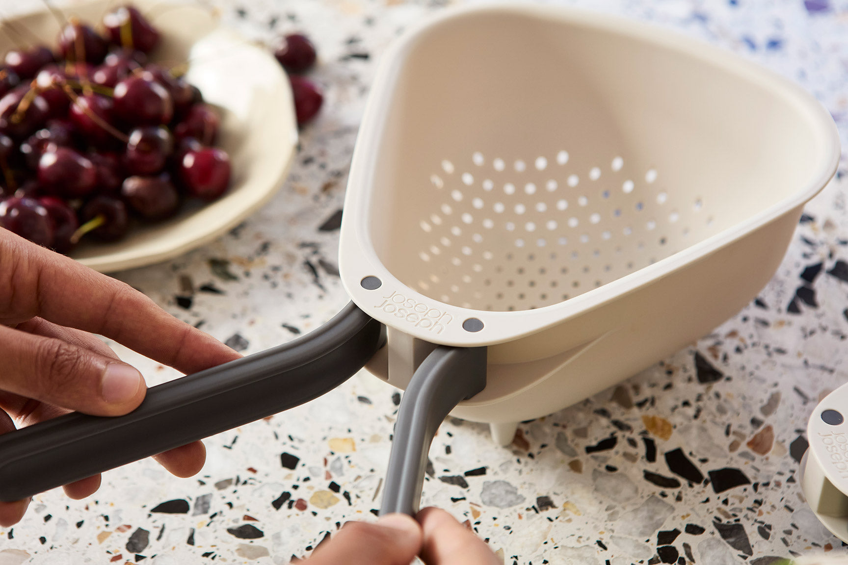 joseph-joseph-droplet-large-white-colander-with-folding-handle image 3