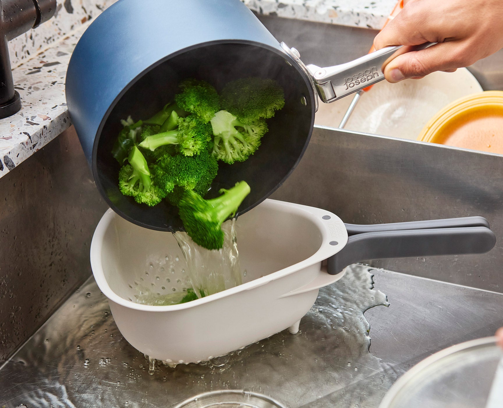 joseph-joseph-droplet-large-white-colander-with-folding-handle image 4