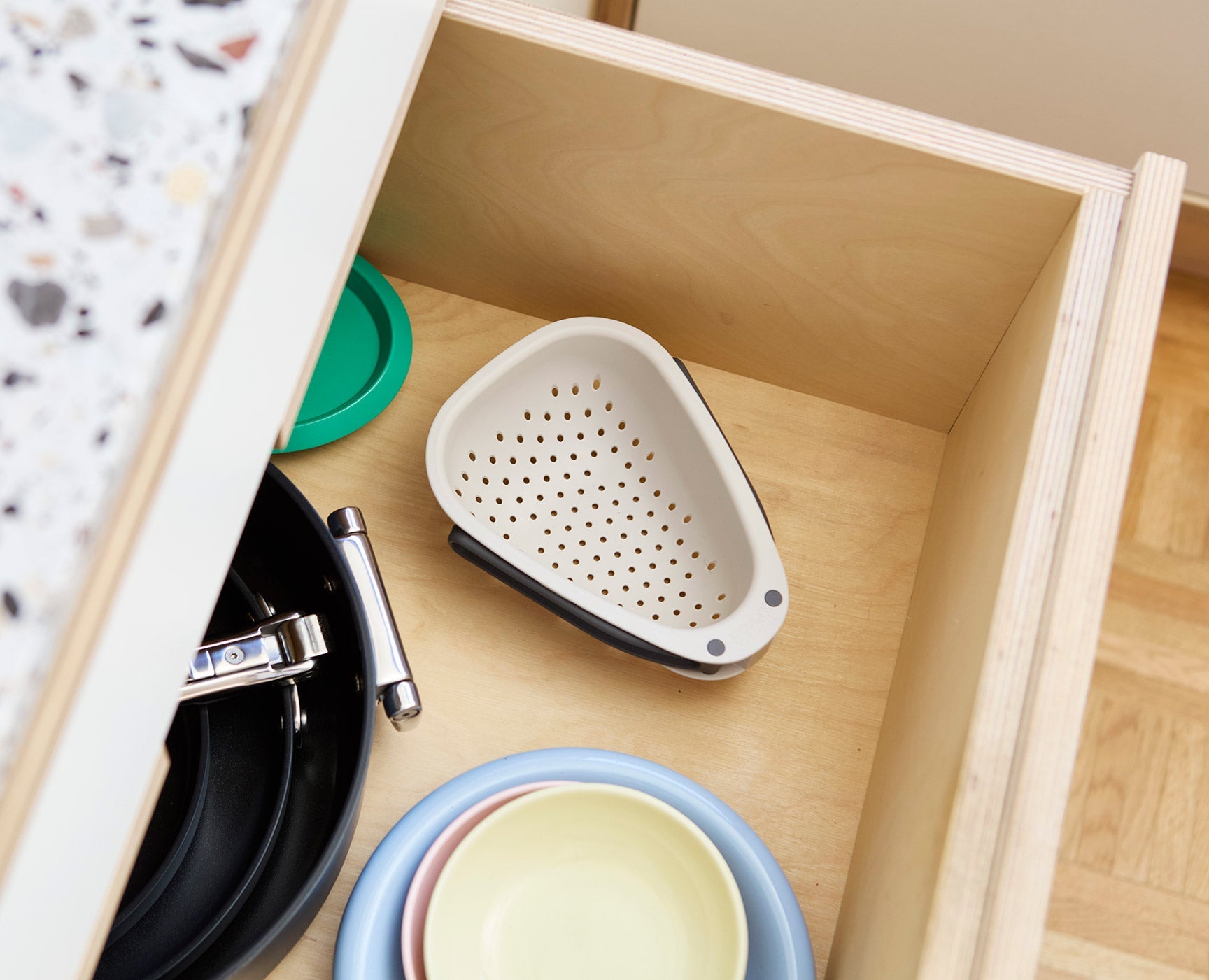 joseph-joseph-droplet-mini-white-colander-with-folding-handle image 3