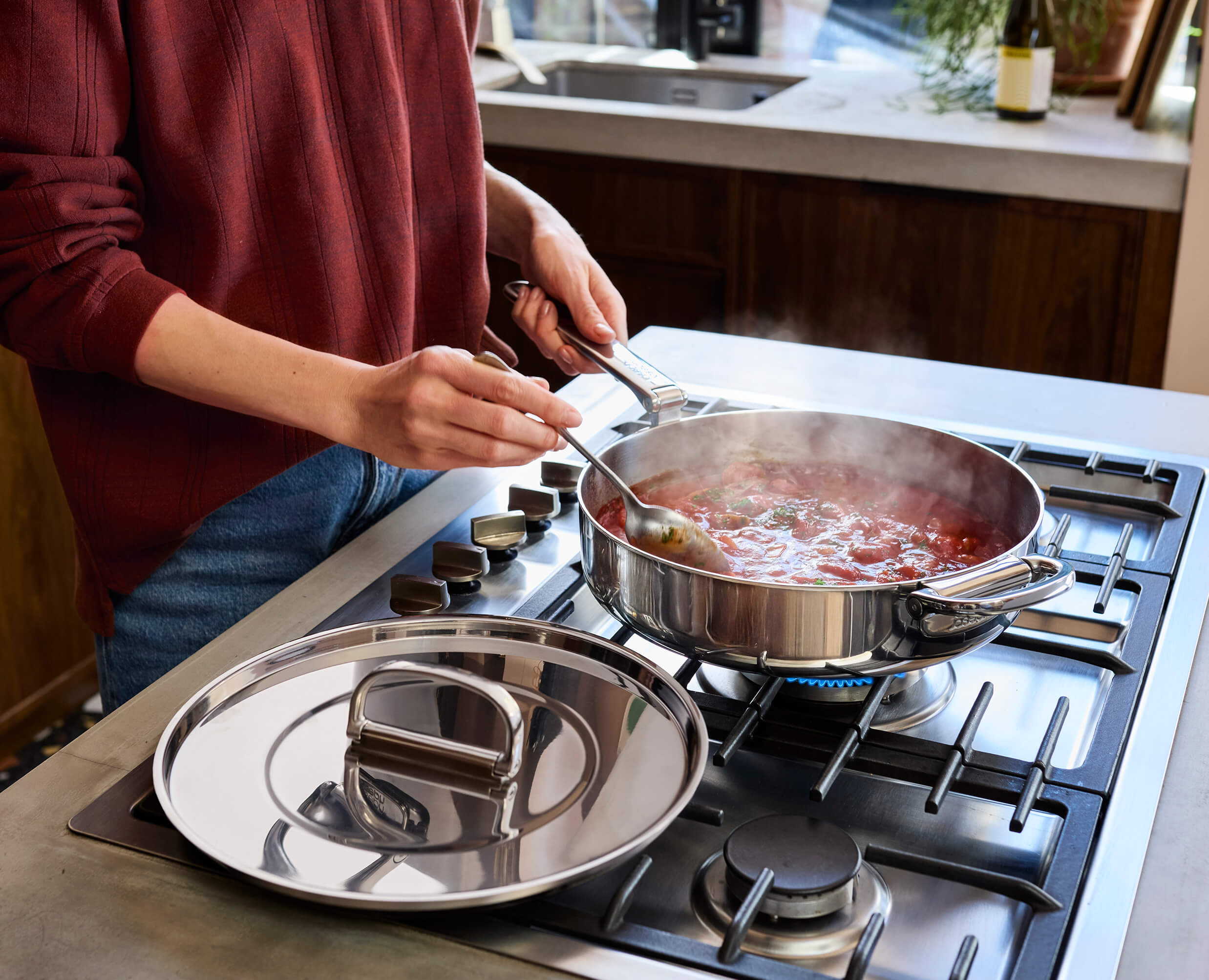 joseph-joseph-space-steel-28cm-folding-handle-saut-pan-with-lid image 3
