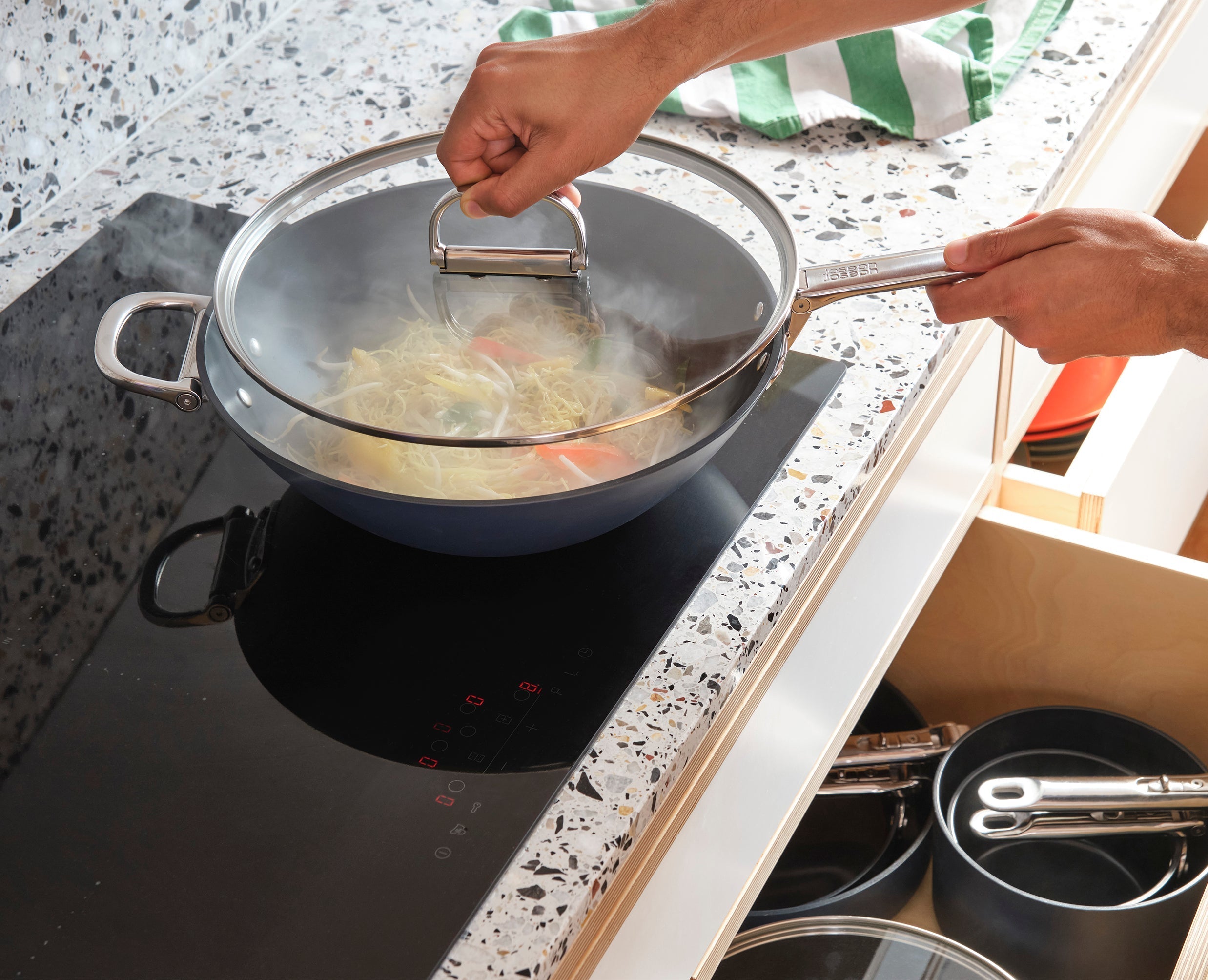 joseph-joseph-space-folding-handle-ceramic-non-stick-32cm-blue-wok-lid image 4