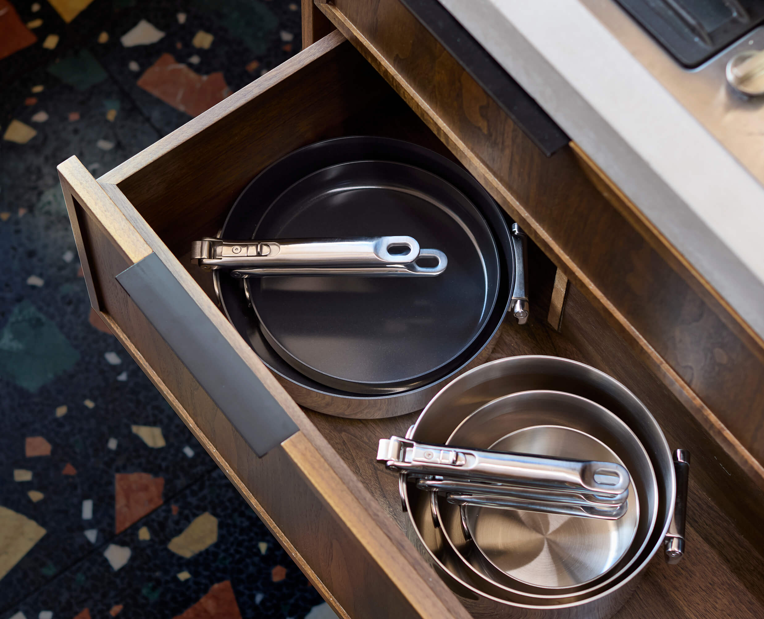joseph-joseph-space-steel-folding-handle-non-stick-2-piece-frying-pan-set image 5