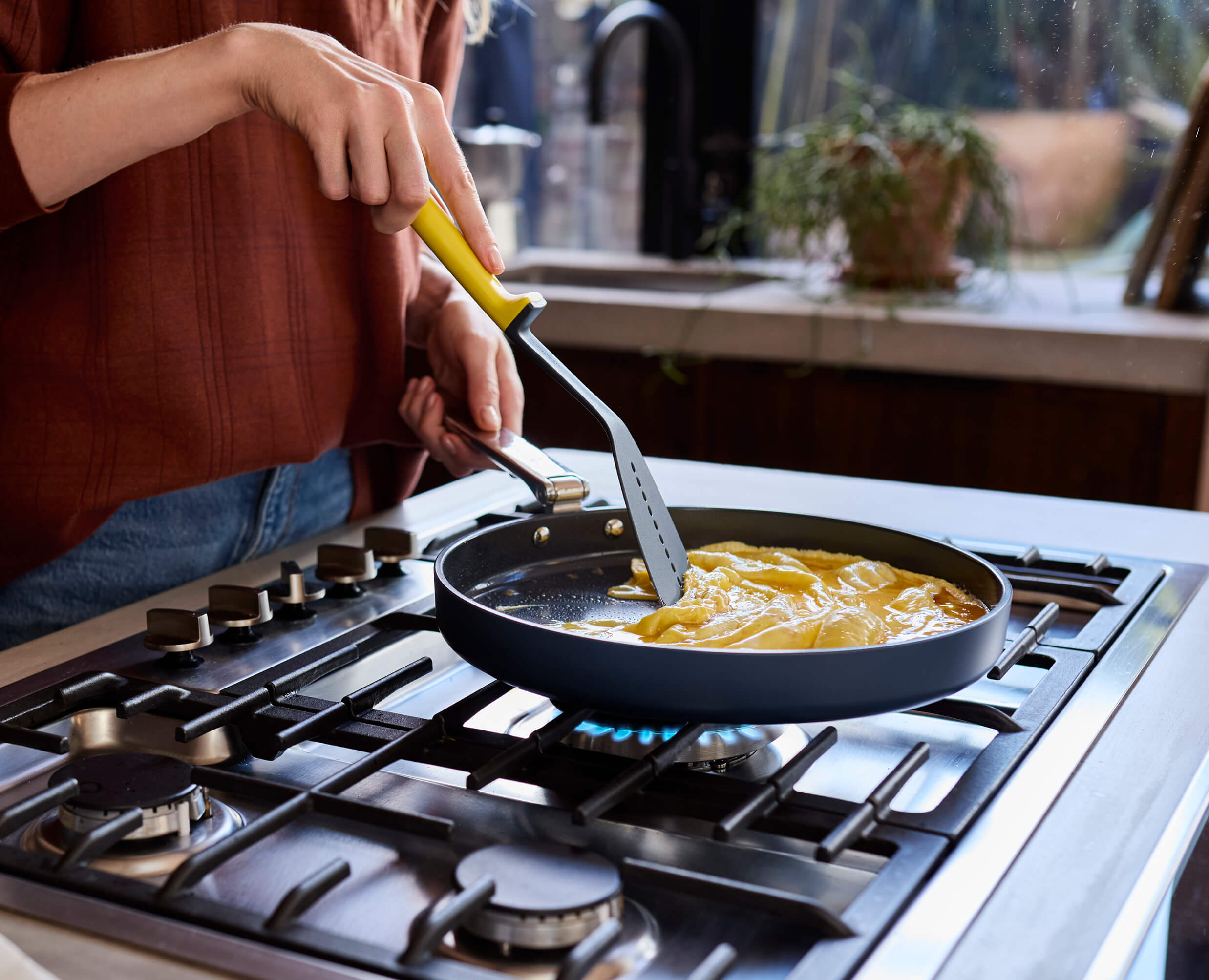 joseph-joseph-space-30cm-non-stick-shallow-frying-pan-with-folding-handle-blue image 2