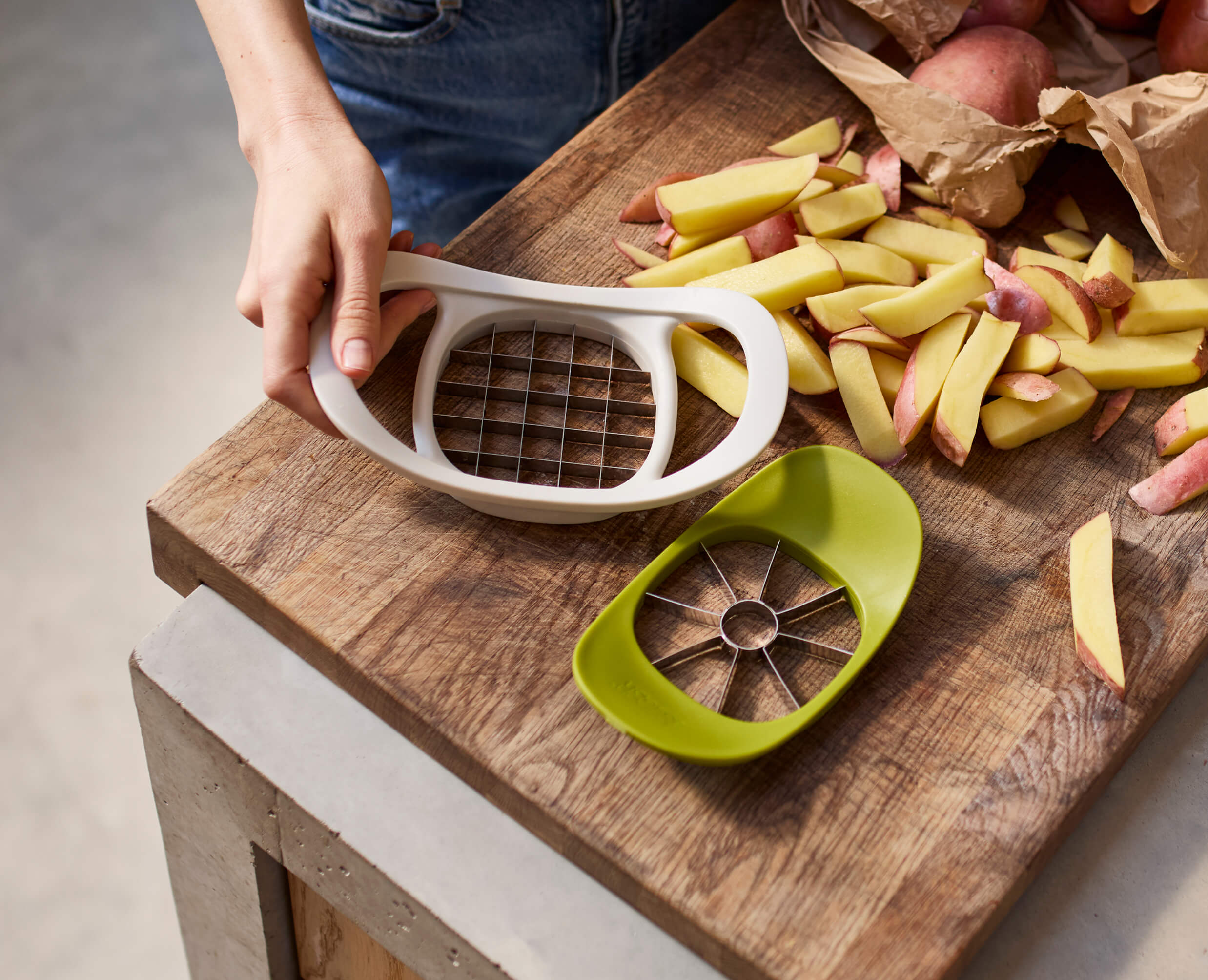 joseph-joseph-nest-press-2-in-1-fruit-vegetable-cutter image 2