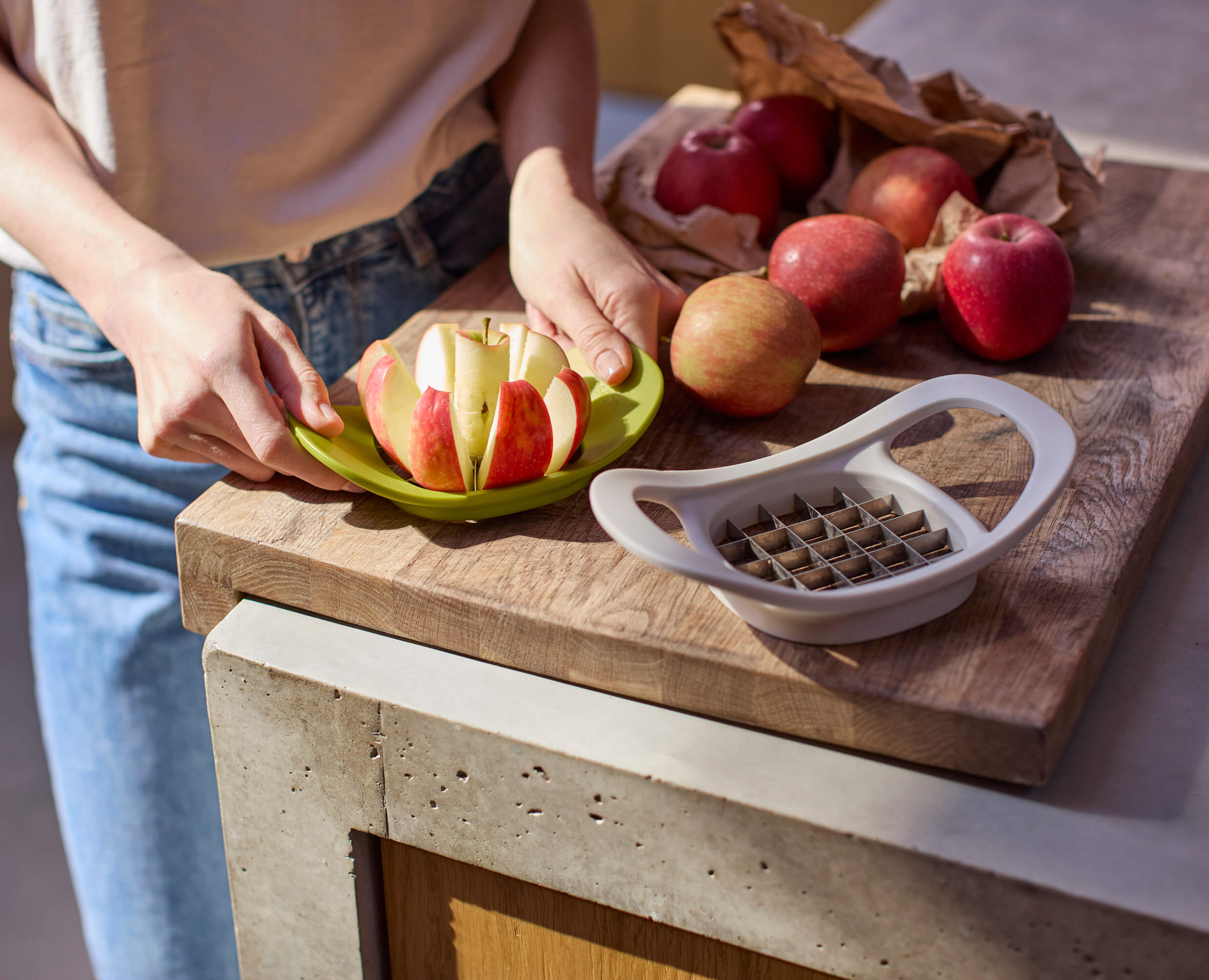 joseph-joseph-nest-press-2-in-1-fruit-vegetable-cutter image 3