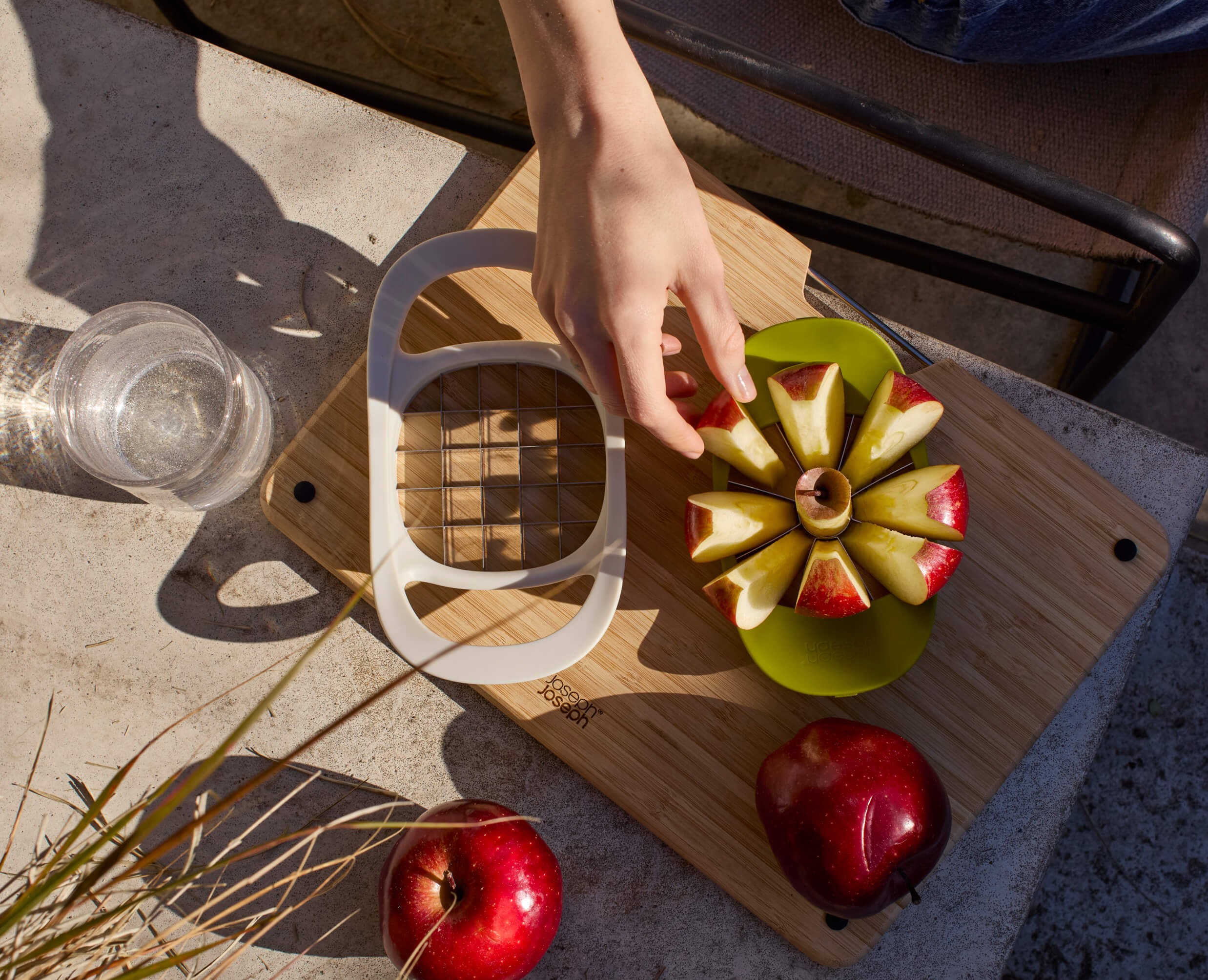 joseph-joseph-nest-press-2-in-1-fruit-vegetable-cutter image 5