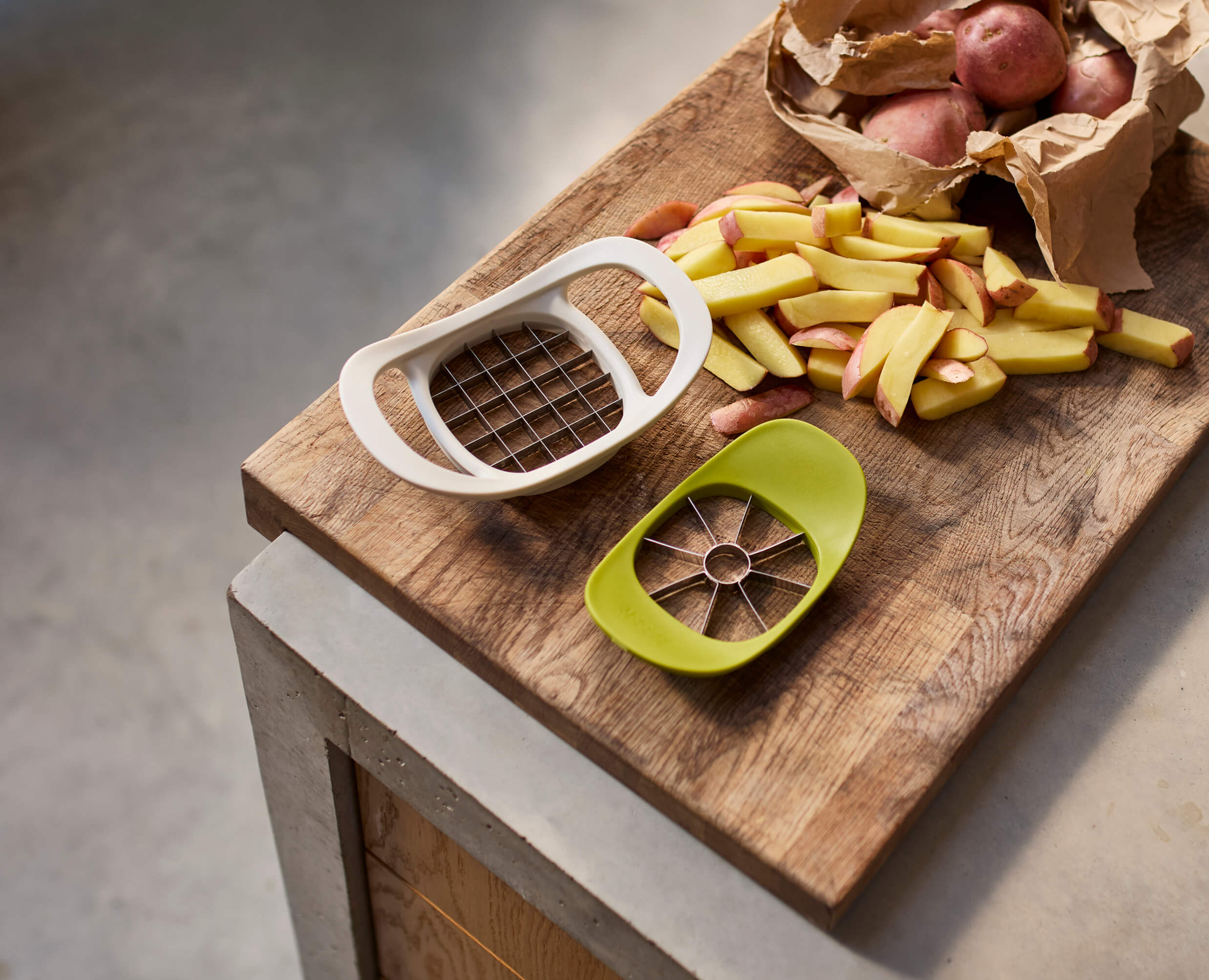 joseph-joseph-nest-press-2-in-1-fruit-vegetable-cutter image 4