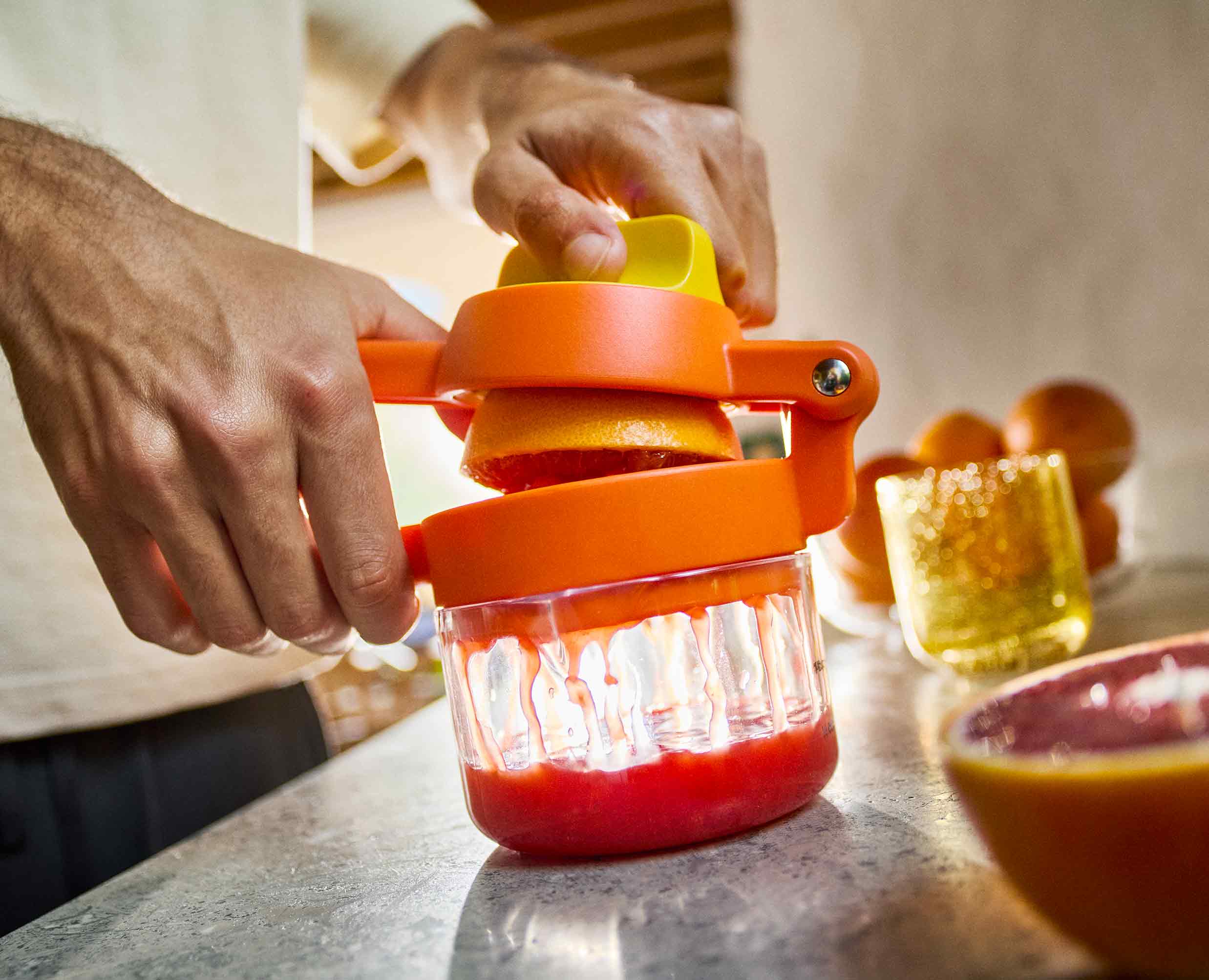 joseph-joseph-juicemax-plus-dual-action-citrus-press-with-measuring-cup image 3