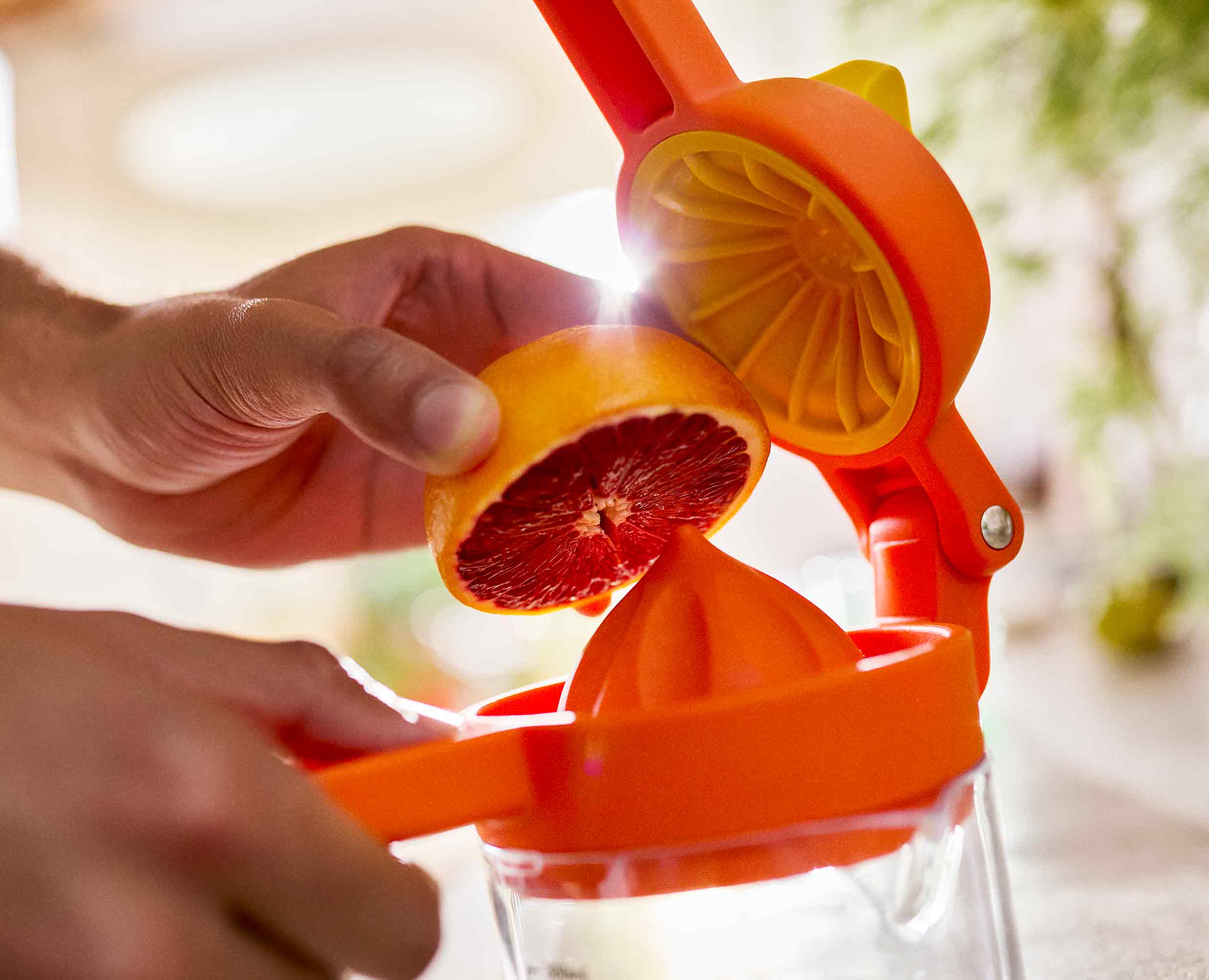 joseph-joseph-juicemax-plus-dual-action-citrus-press-with-measuring-cup image 4