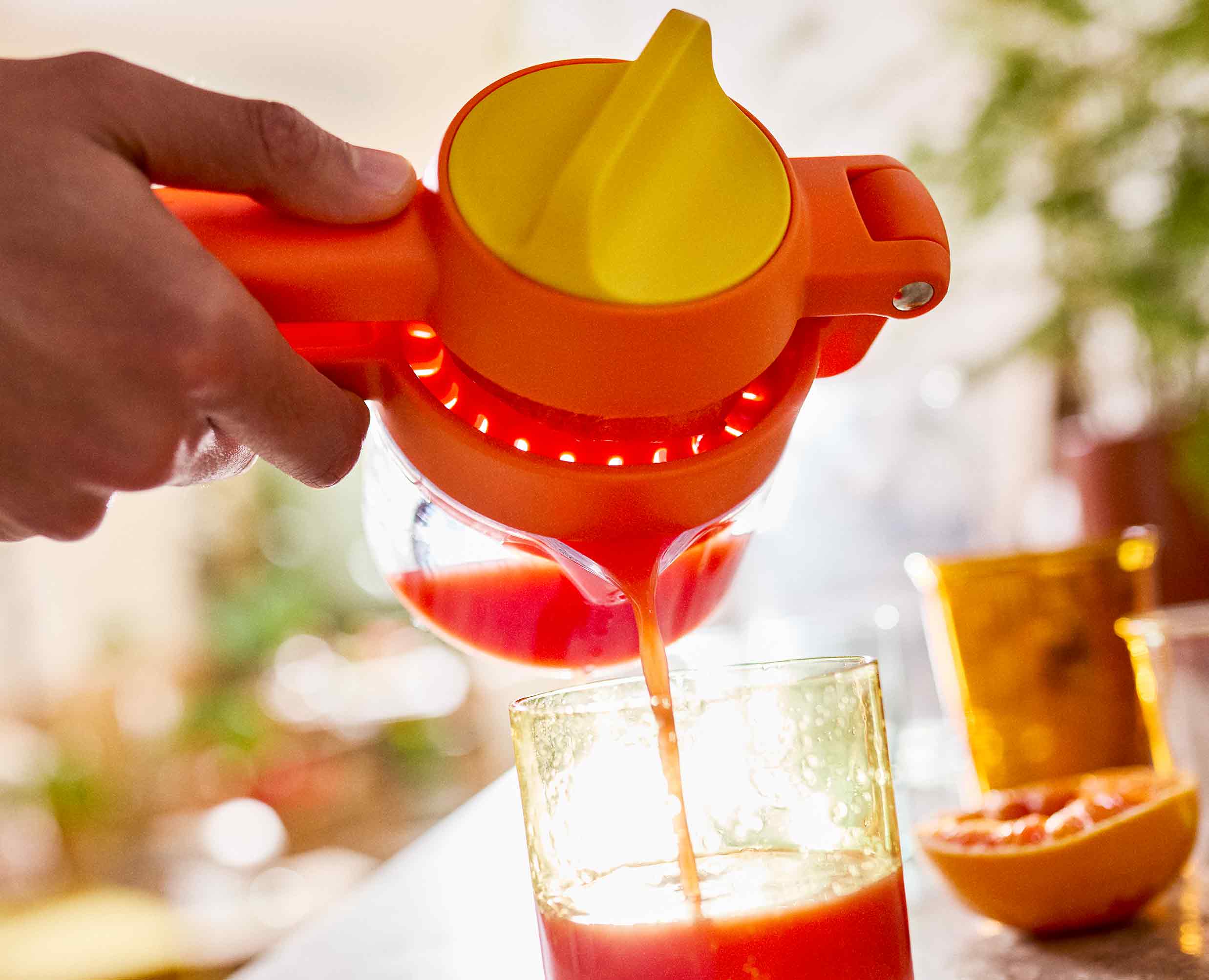 joseph-joseph-juicemax-plus-dual-action-citrus-press-with-measuring-cup image 5