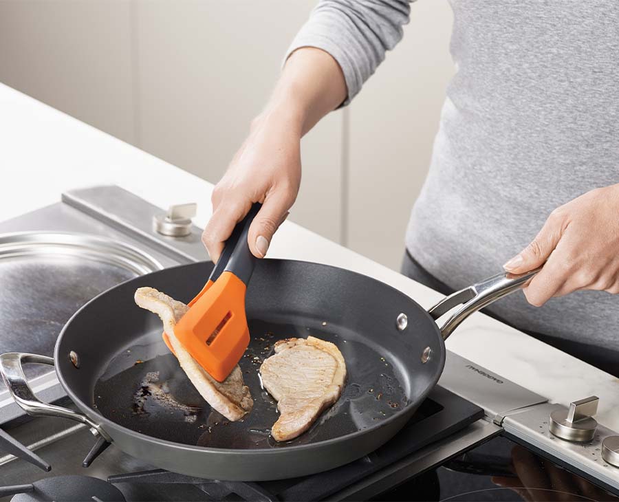 joseph-joseph-turner-tongs-with-locking-arms-and-silicone-tips image 2