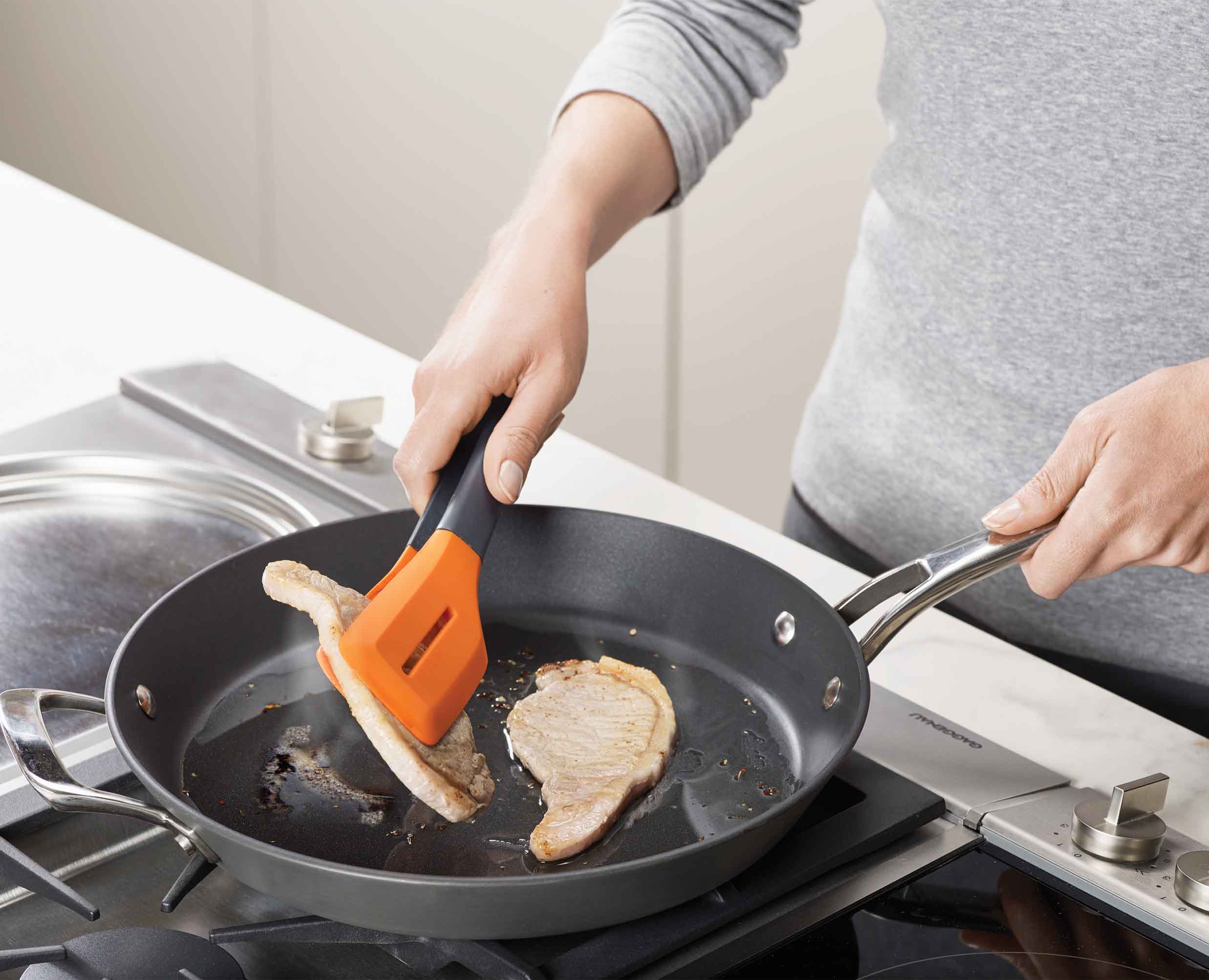 joseph-joseph-turner-tongs-with-locking-arms-and-silicone-tips image 3