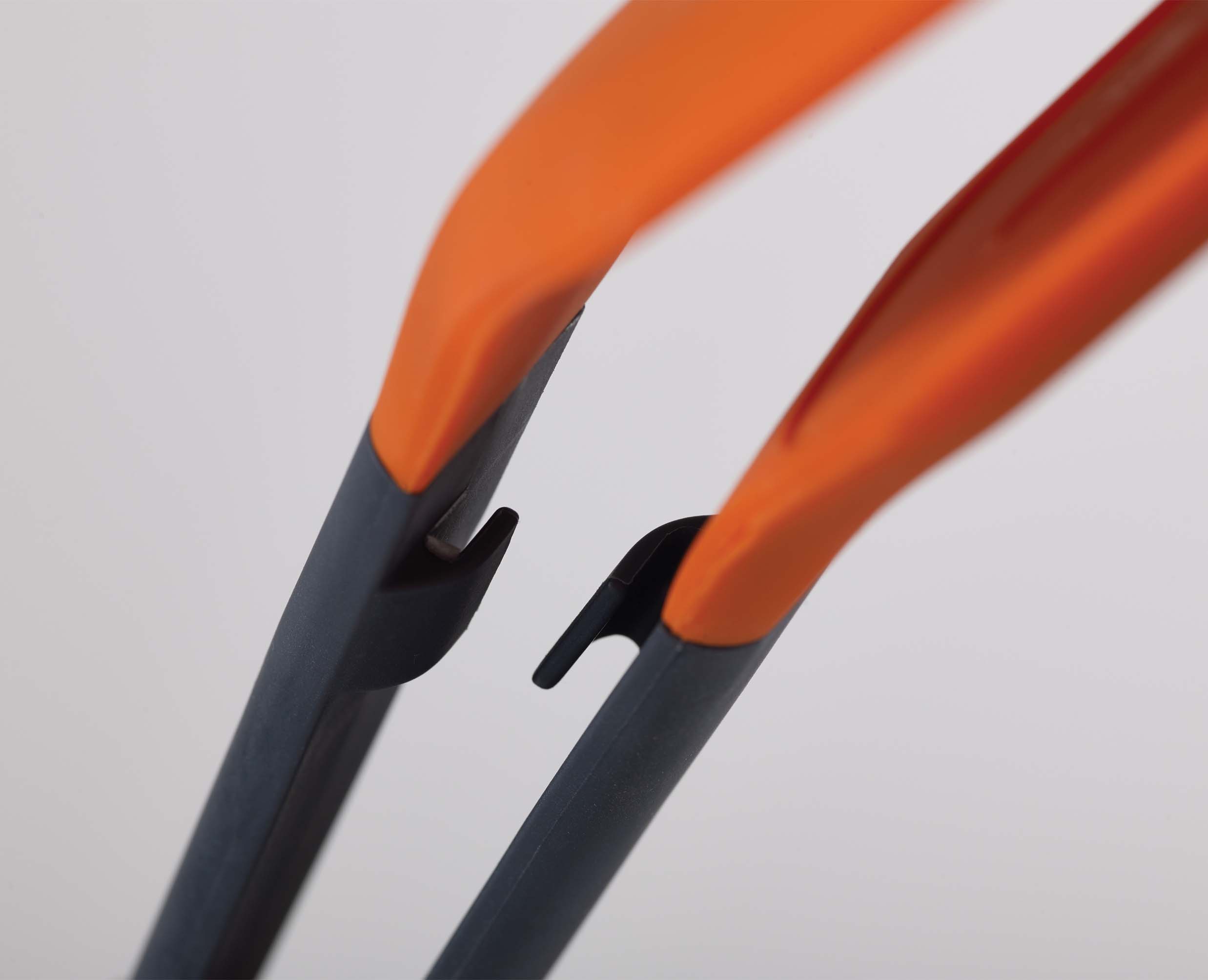 joseph-joseph-turner-tongs-with-locking-arms-and-silicone-tips image 4