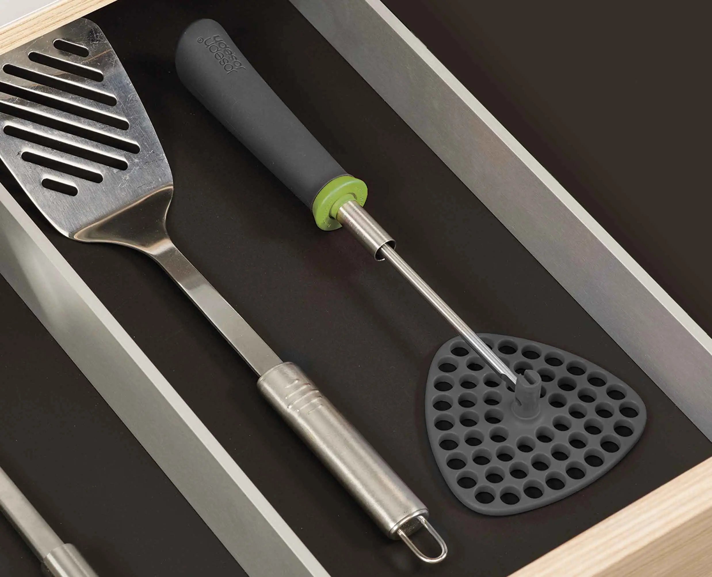 joseph-joseph-delta-green-potato-masher-with-fold-flat-head image 5