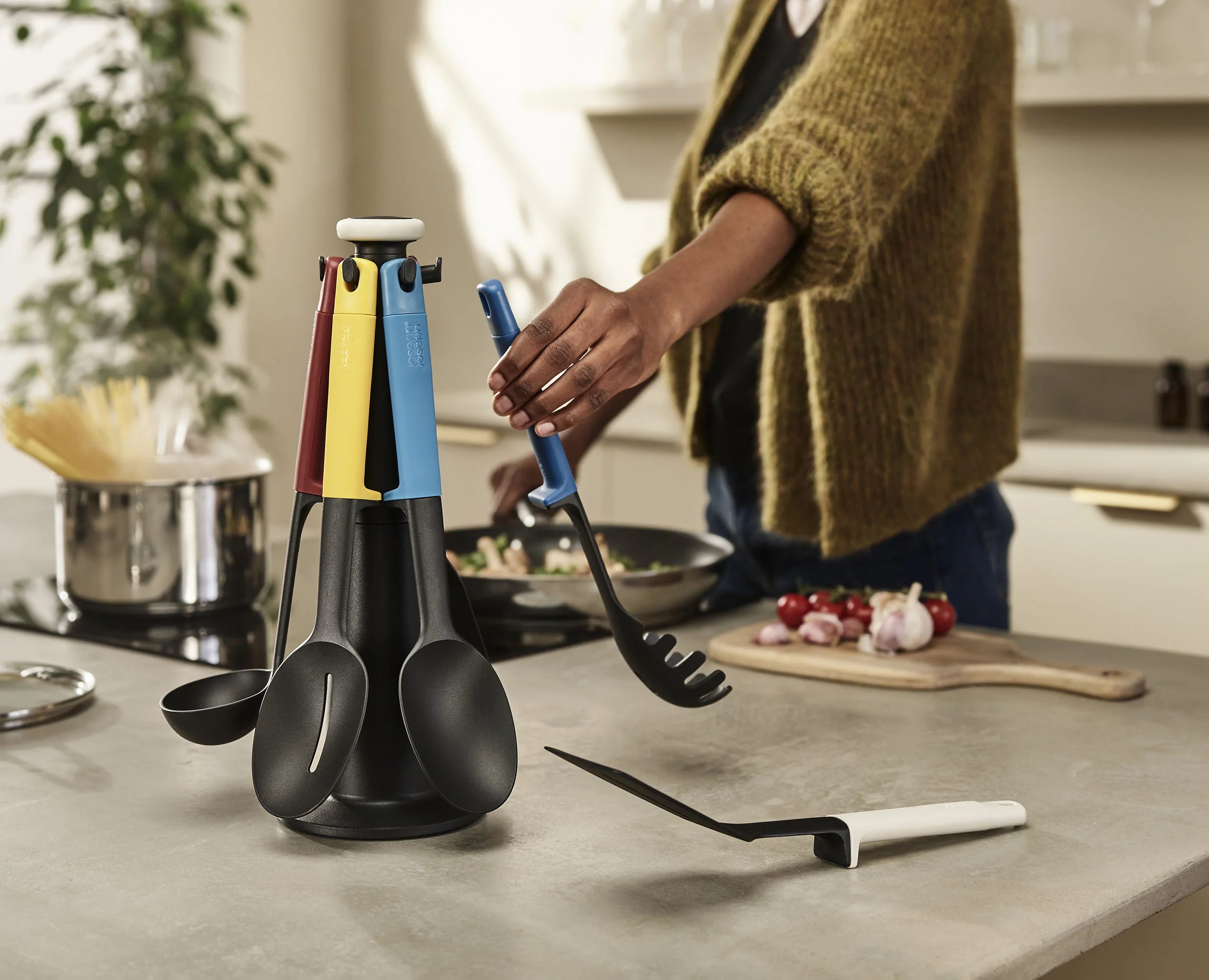 joseph-joseph-elevate-6-piece-utensil-set-with-rotating-carousel-stand image 3