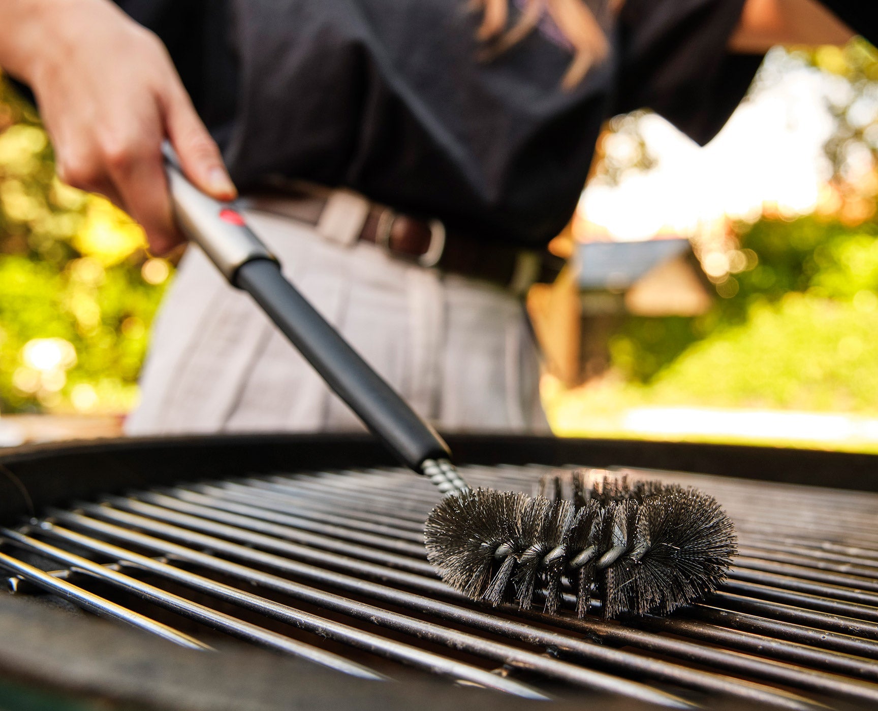 joseph-joseph-grillout-stainless-steel-bbq-cleaning-brush-with-extending-handle image 5