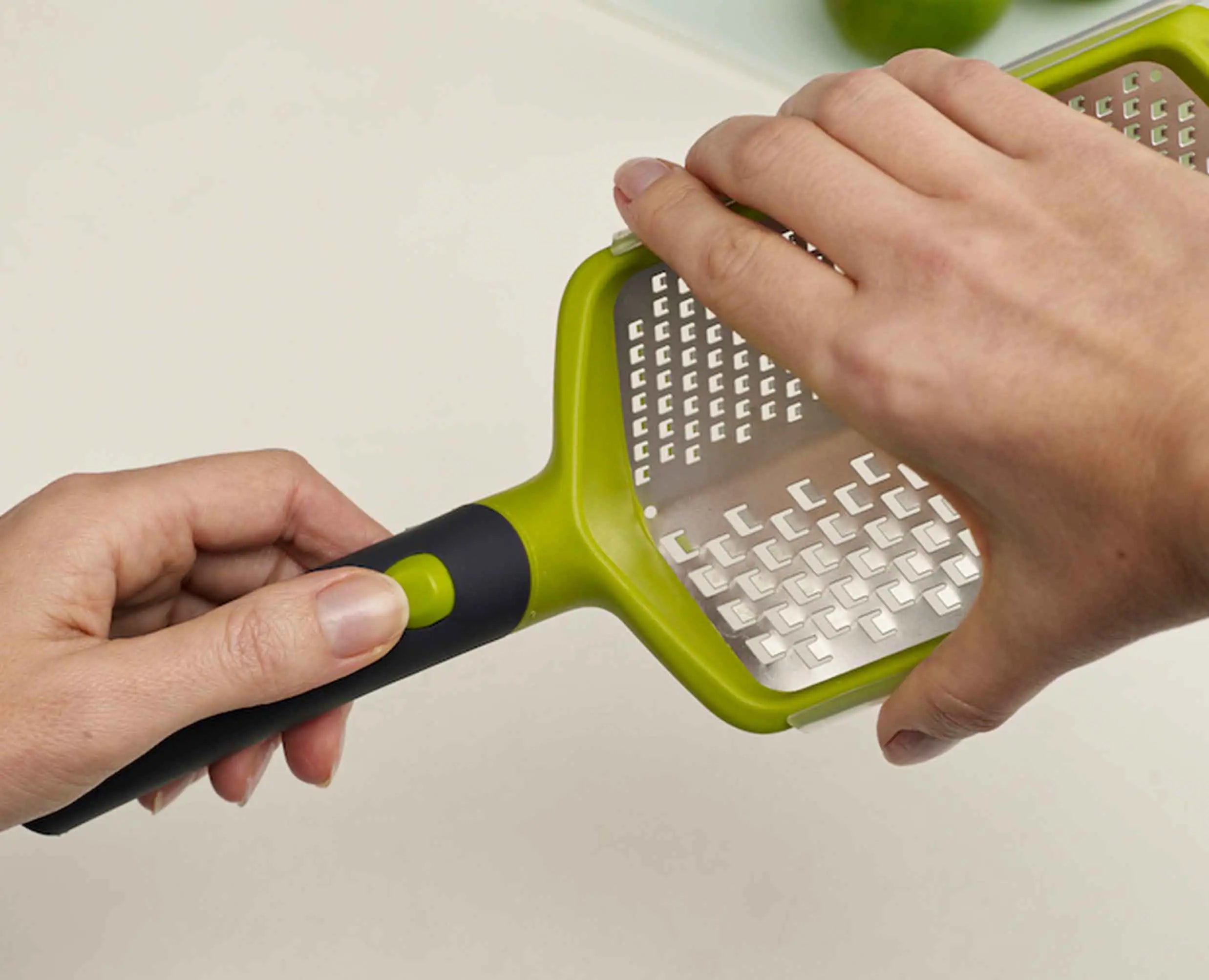 joseph-joseph-twist-grater-green-with-coarse-and-fine-blades image 4