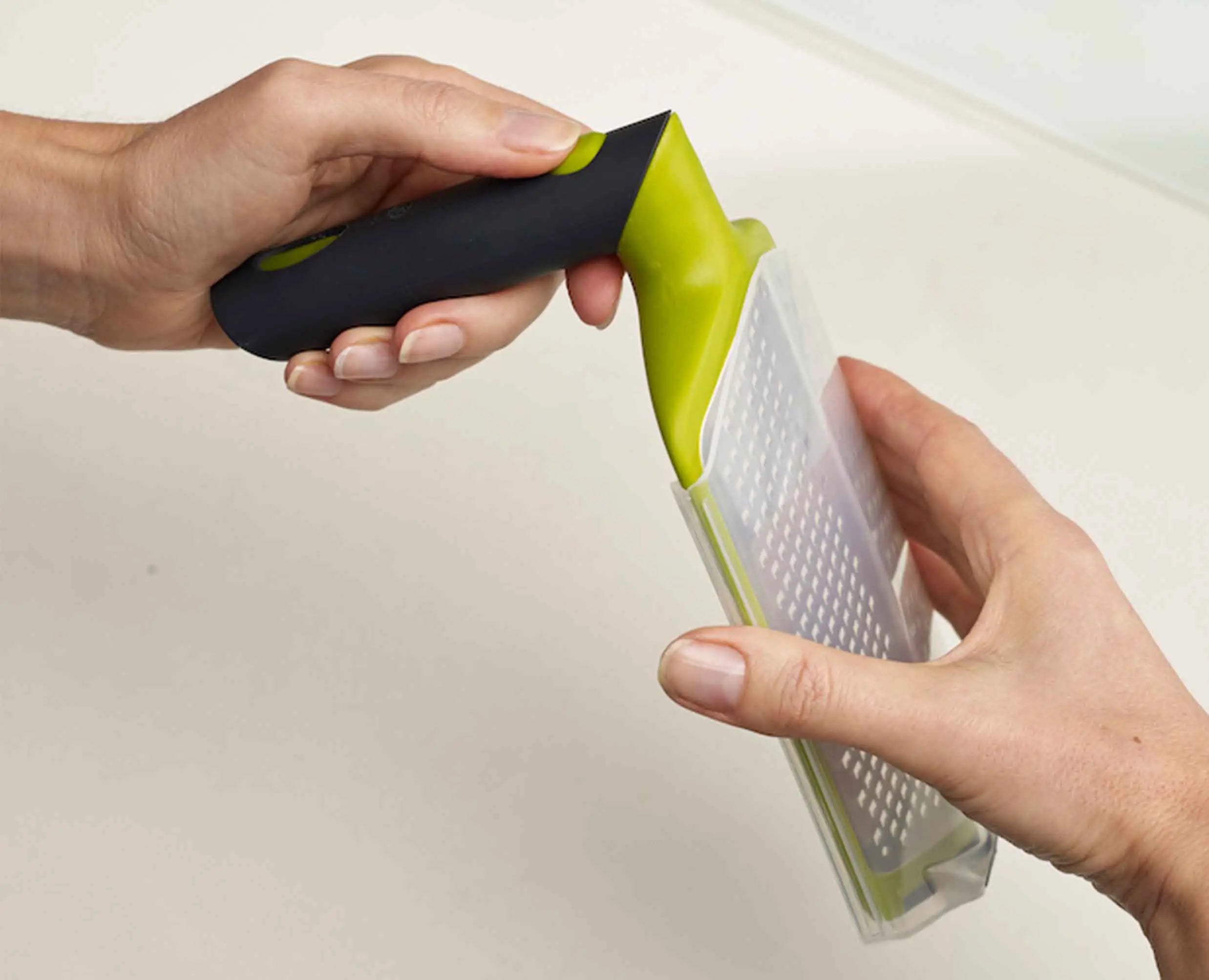joseph-joseph-twist-grater-green-with-coarse-and-fine-blades image 5