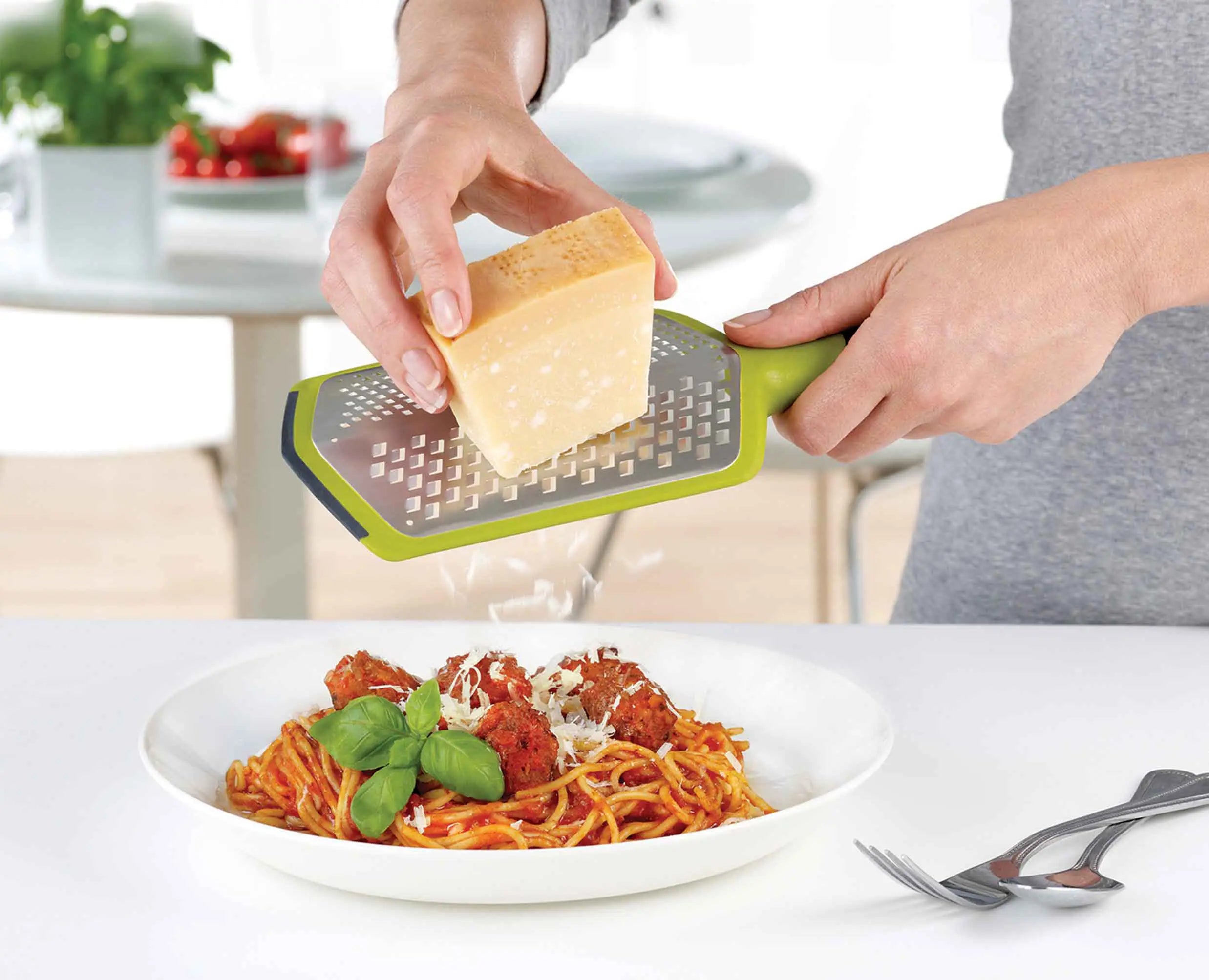 joseph-joseph-twist-grater-green-with-coarse-and-fine-blades image 7