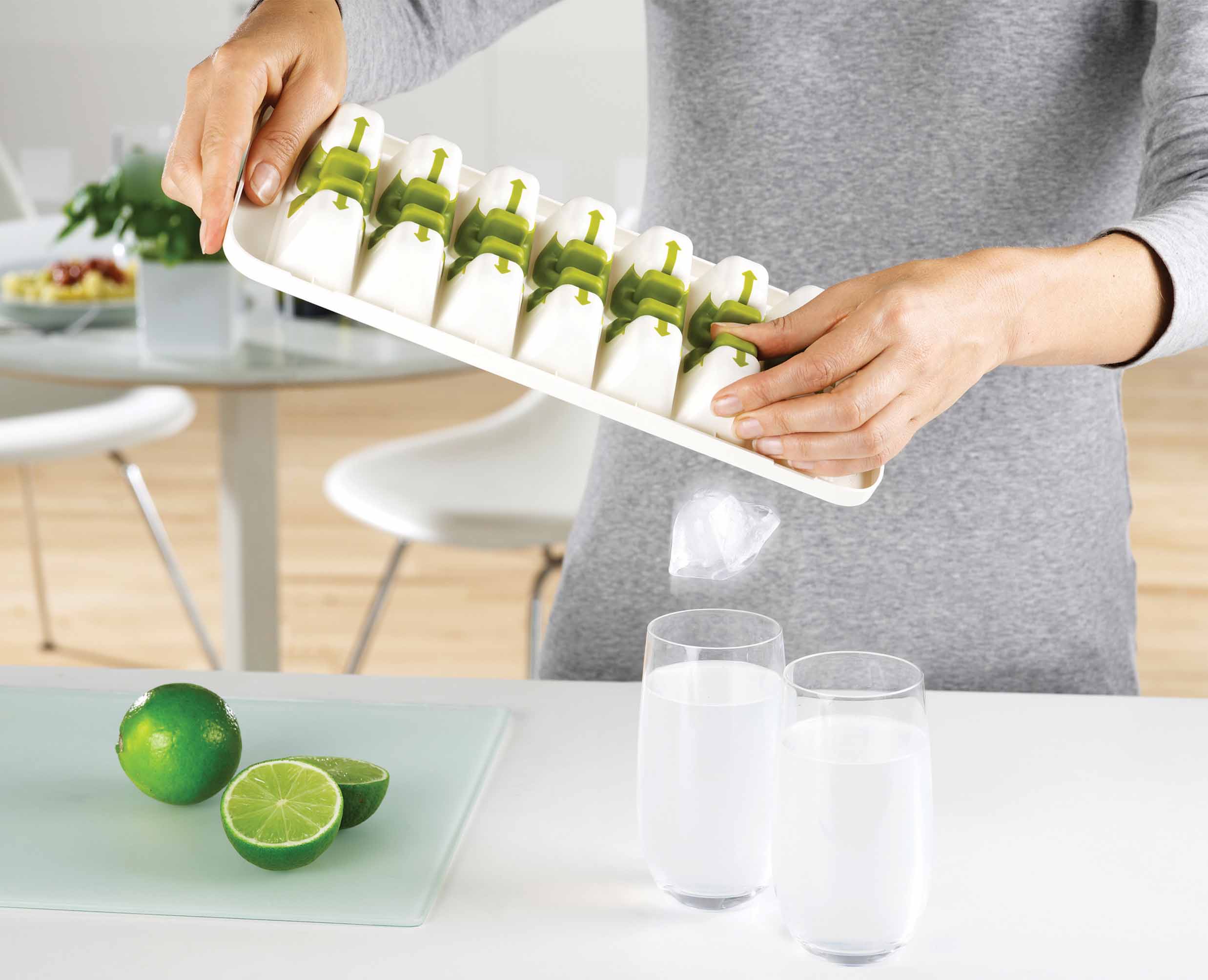joseph-joseph-quicksnap-plus-green-ice-cube-tray-with-lid image 3