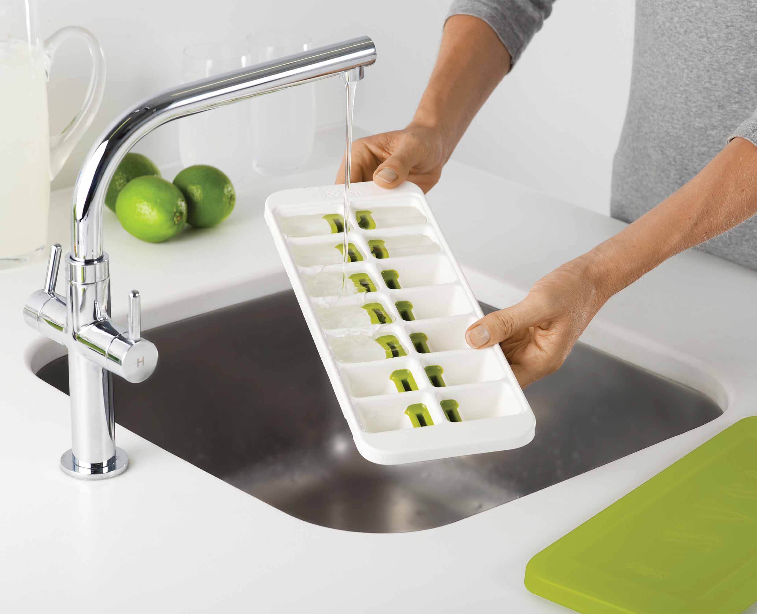 joseph-joseph-quicksnap-plus-green-ice-cube-tray-with-lid image 4