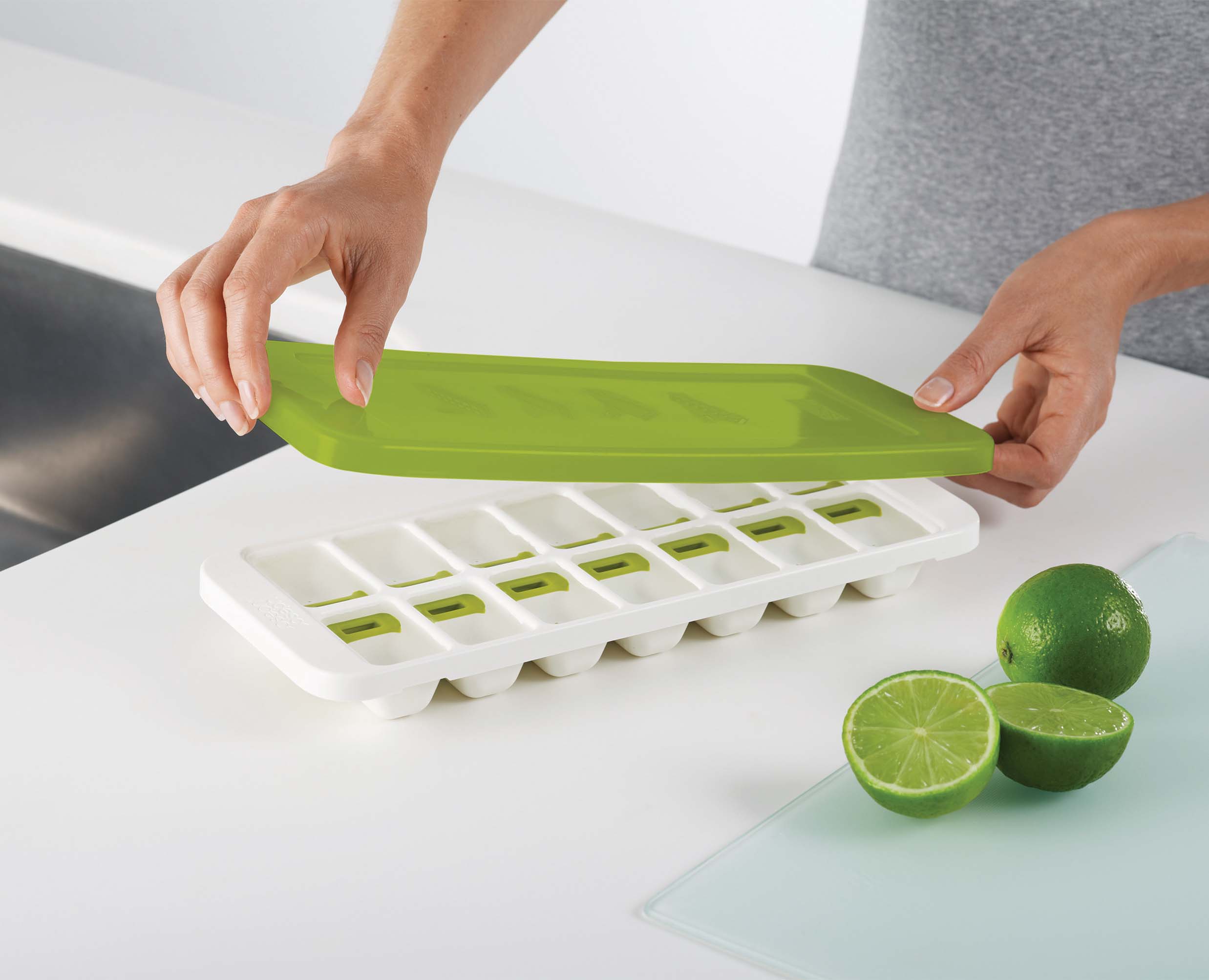 joseph-joseph-quicksnap-plus-green-ice-cube-tray-with-lid image 5