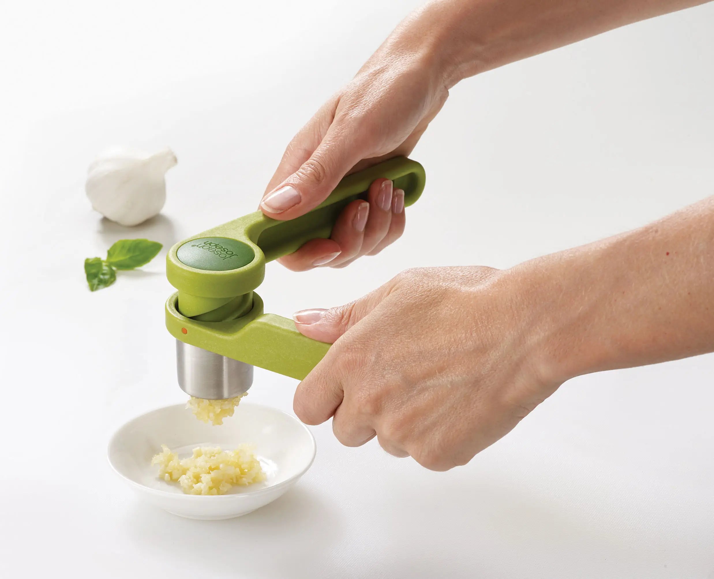 joseph-joseph-helix-green-garlic-press-twist-action-stainless-steel-nylon image 3