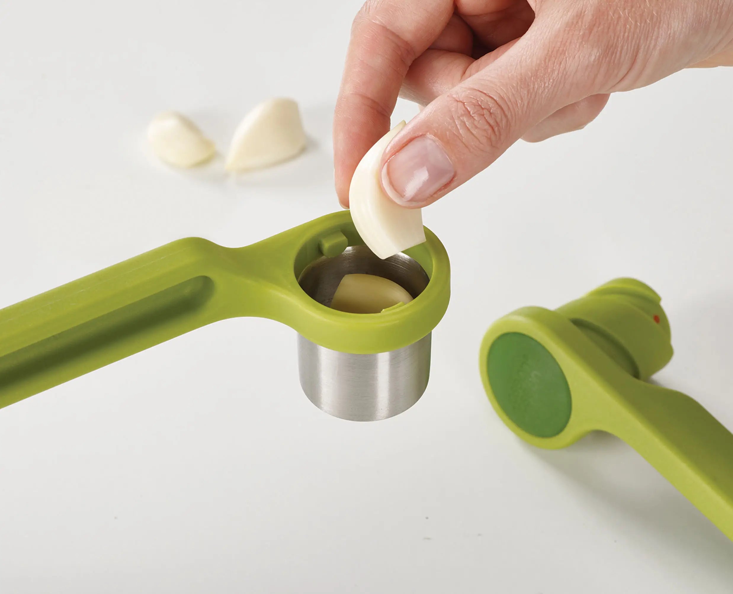joseph-joseph-helix-green-garlic-press-twist-action-stainless-steel-nylon image 4