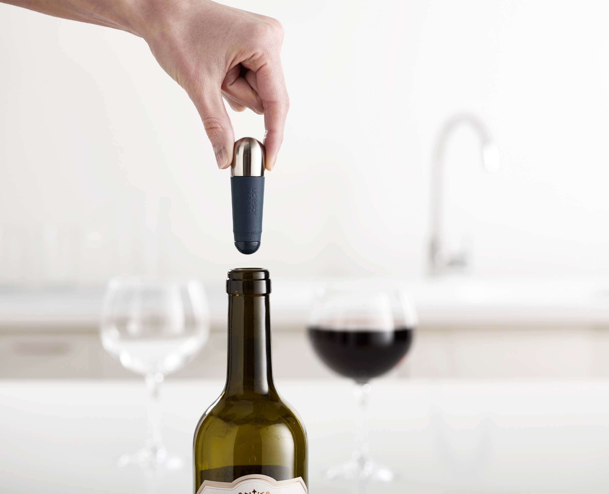 joseph-joseph-barwise-twist-lock-wine-stoppers-set-of-2 image 5