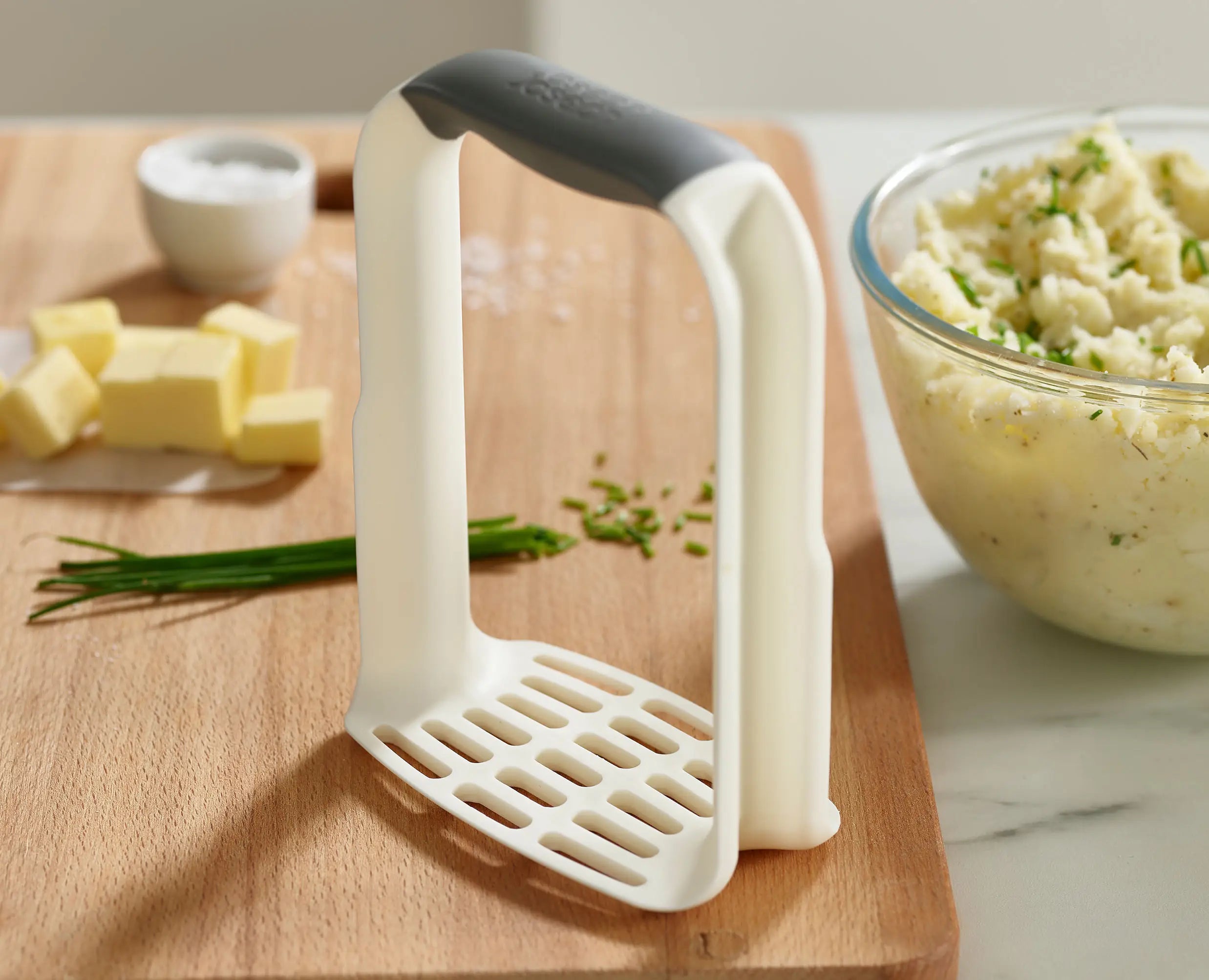 joseph-joseph-easy-mash-white-potato-masher-with-non-slip-grip image 3