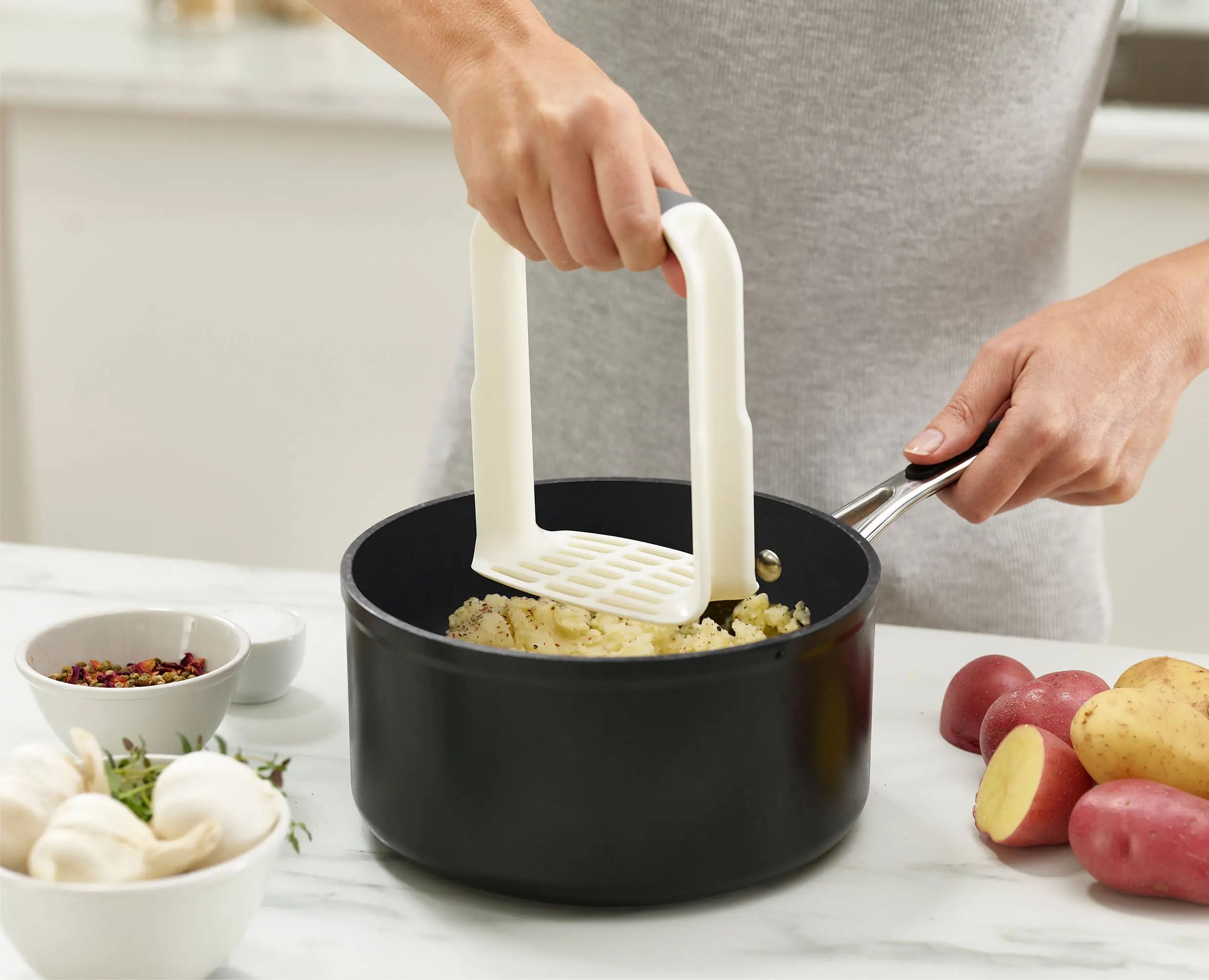 joseph-joseph-easy-mash-white-potato-masher-with-non-slip-grip image 4
