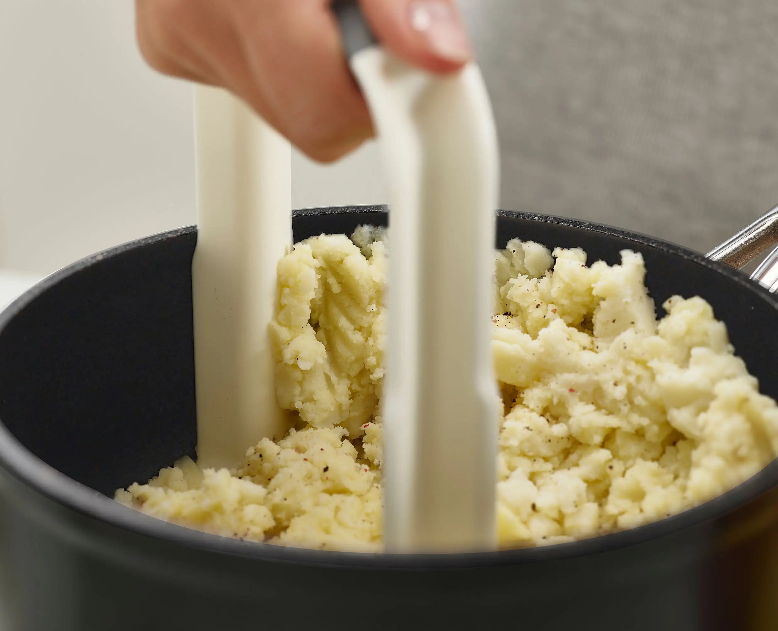 joseph-joseph-easy-mash-white-potato-masher-with-non-slip-grip image 5