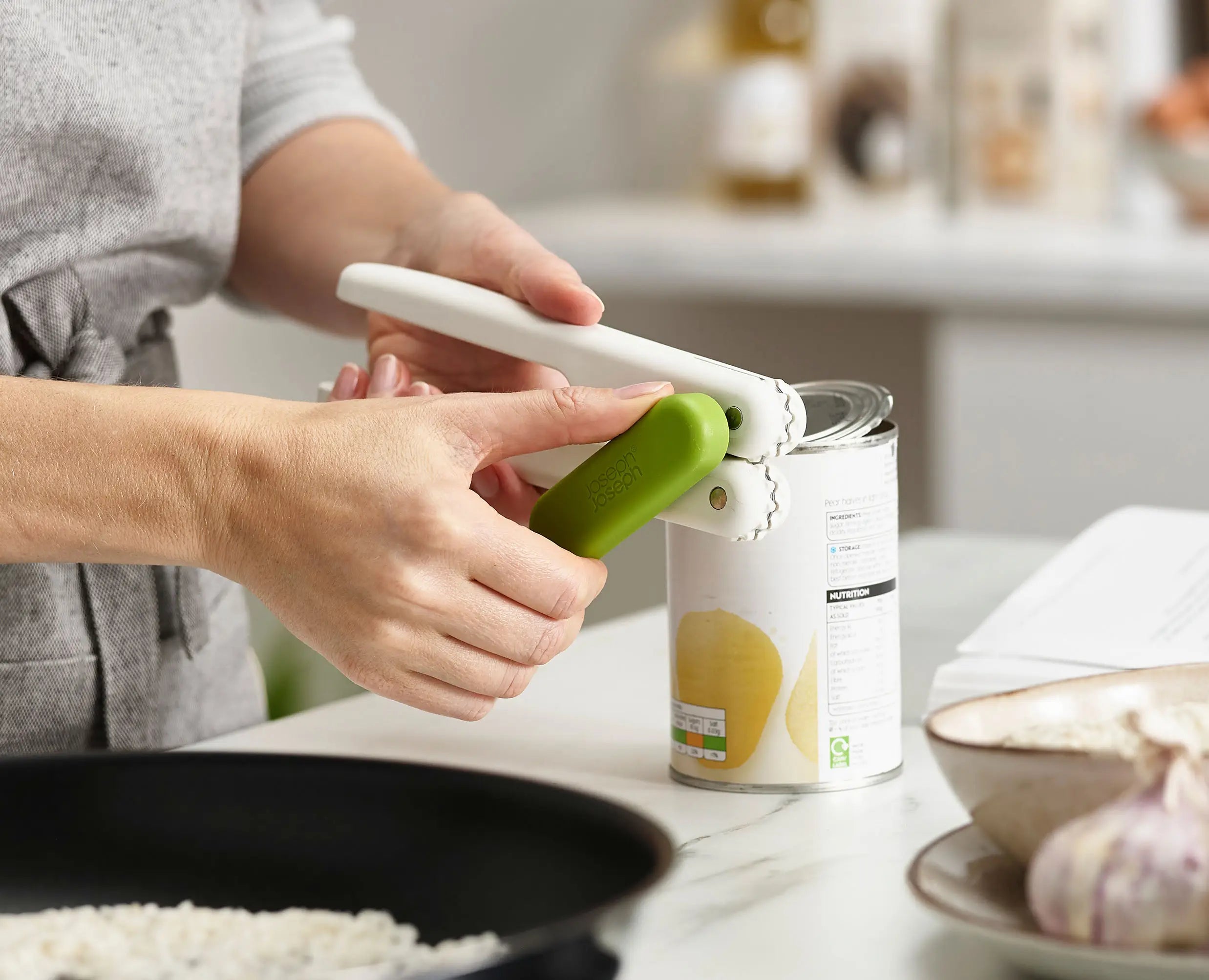 joseph-joseph-pivot-3-in-1-white-can-opener image 3