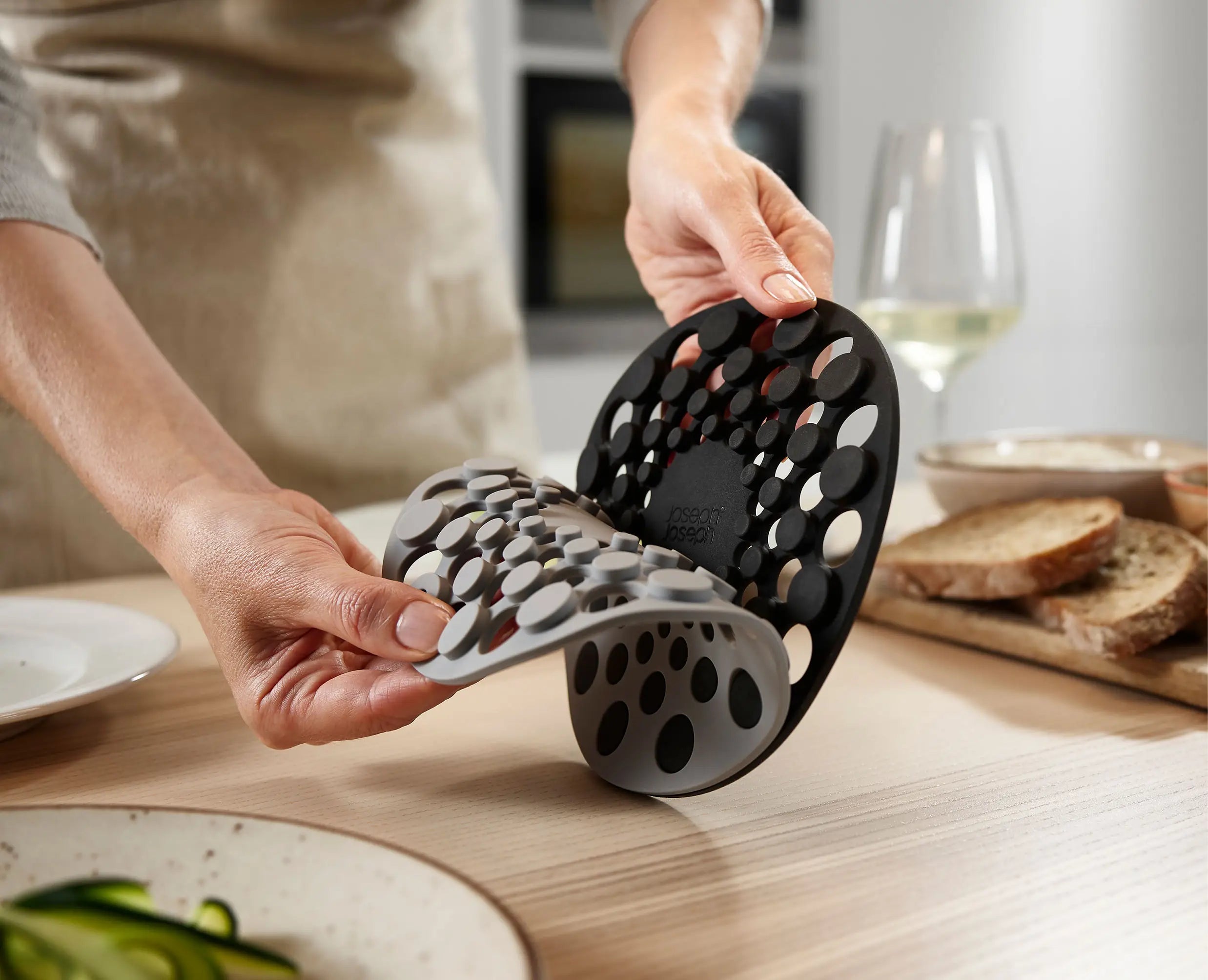joseph-joseph-spot-on-set-of-2-grey-silicone-trivets image 4
