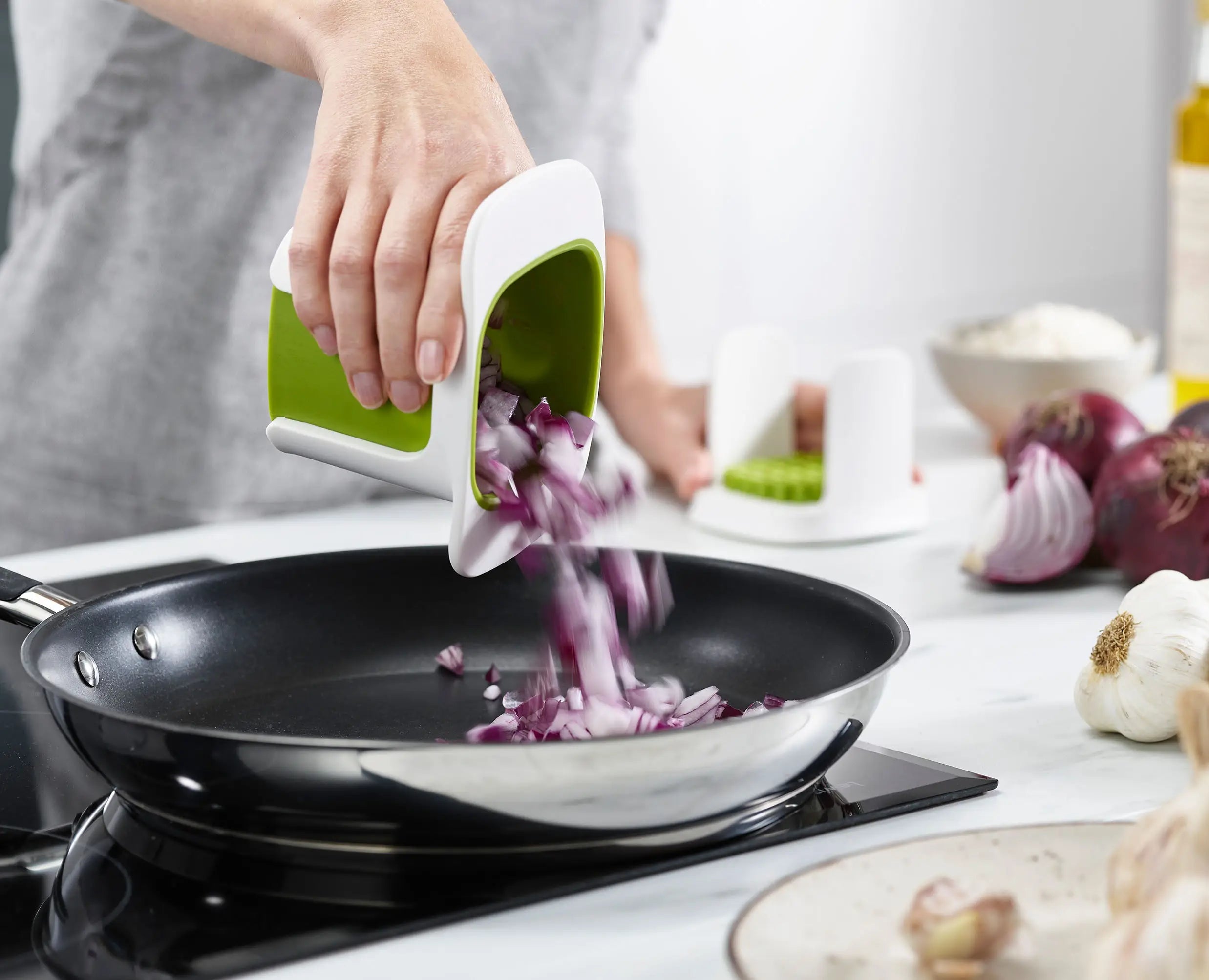 joseph-joseph-chopcup-white-vegetable-chopper-compact-with-stainless-steel-blade image 6