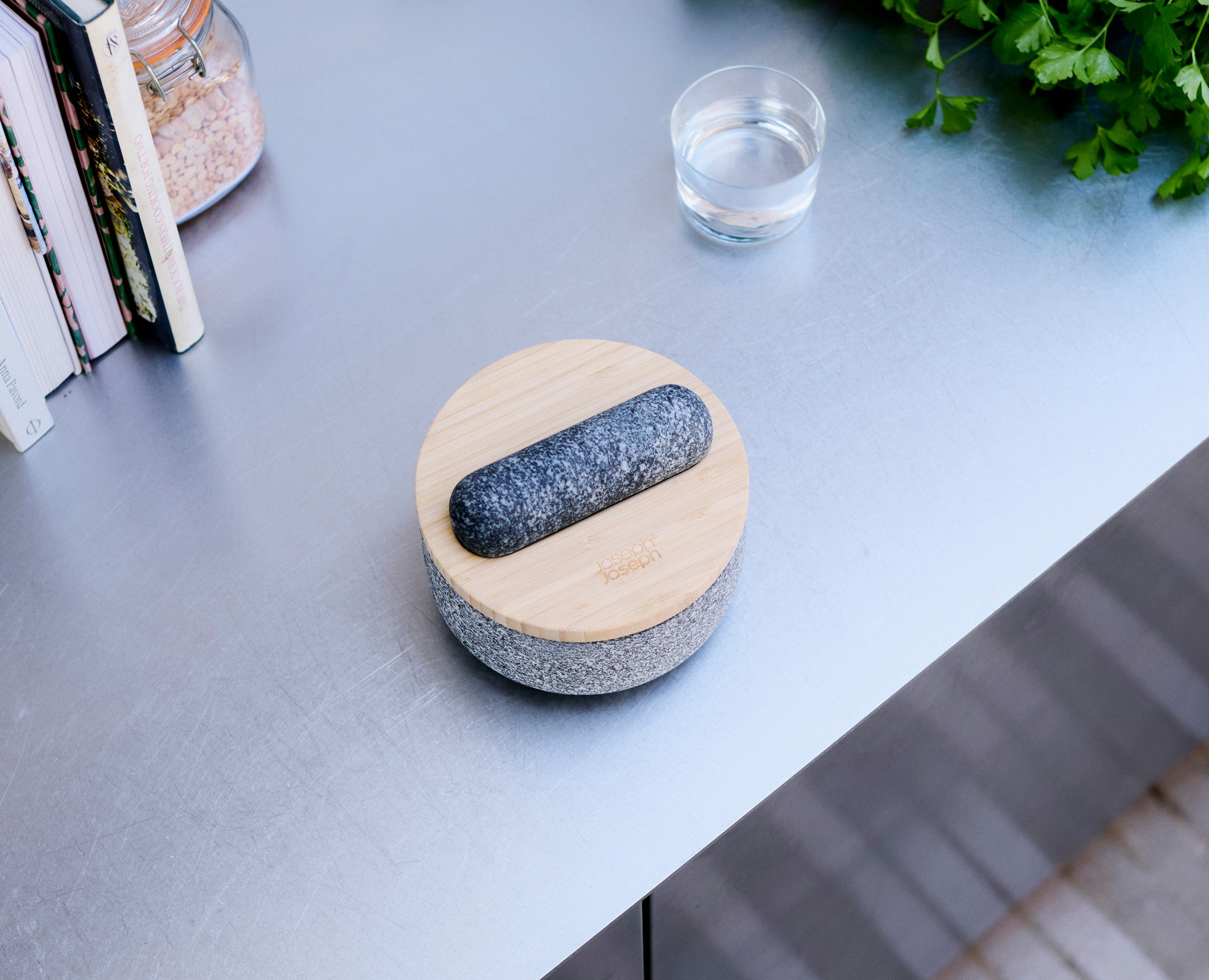 joseph-joseph-dash-pestle-mortar-with-bamboo-lid image 4