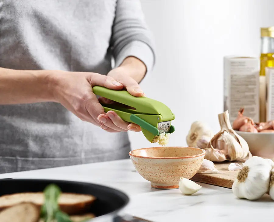 joseph-joseph-cleanforce-green-garlic-press image 2