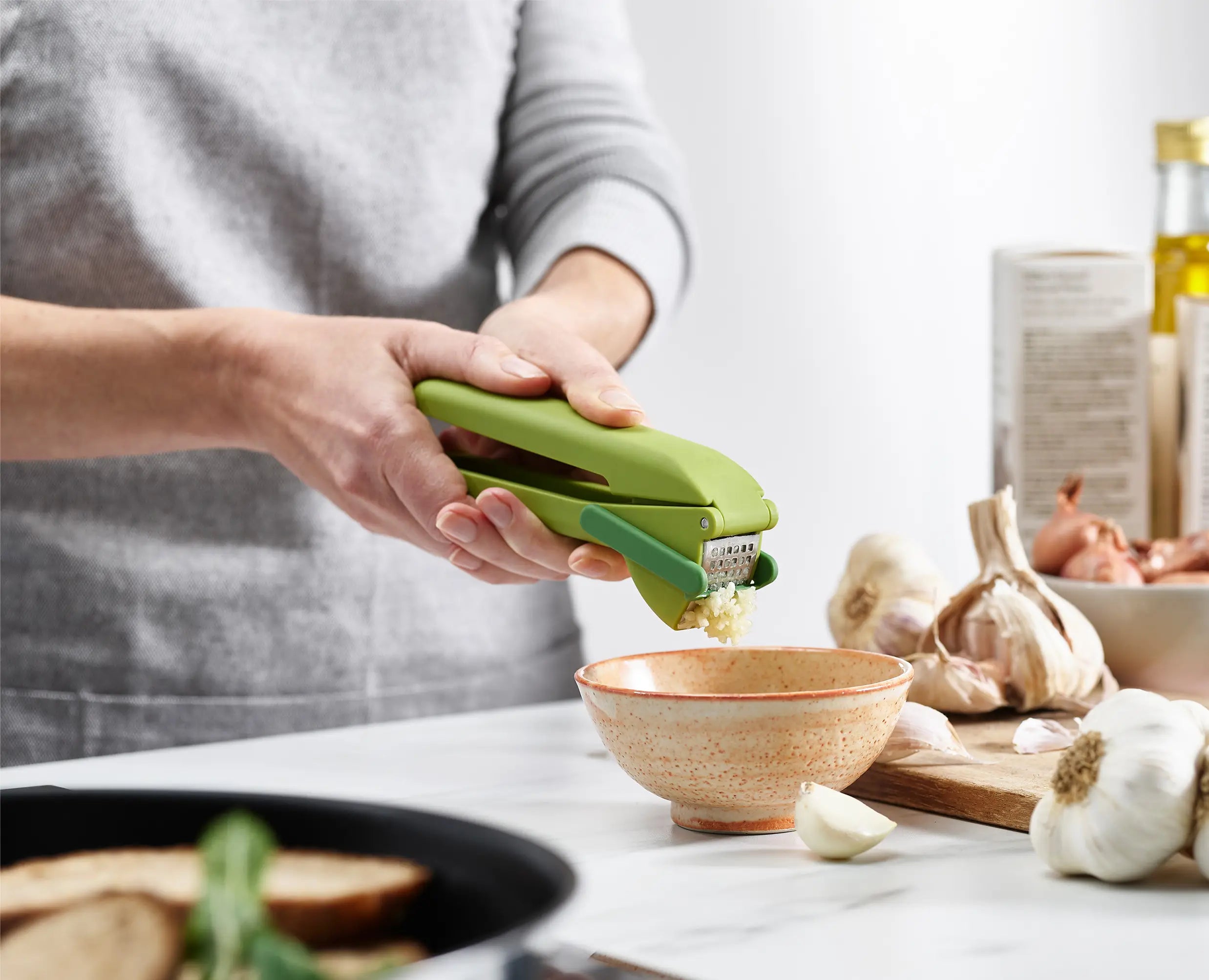joseph-joseph-cleanforce-green-garlic-press image 3