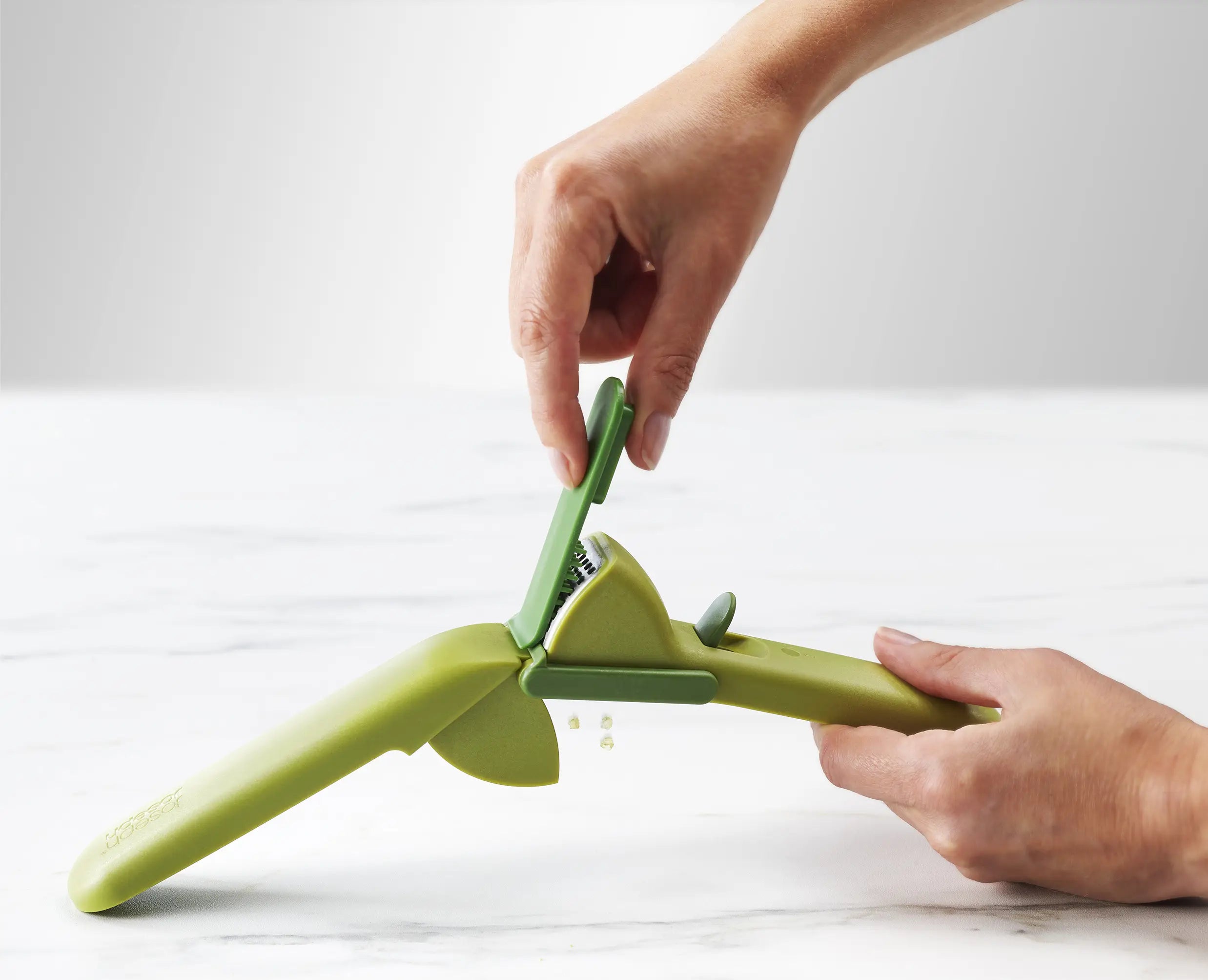 joseph-joseph-cleanforce-green-garlic-press image 4