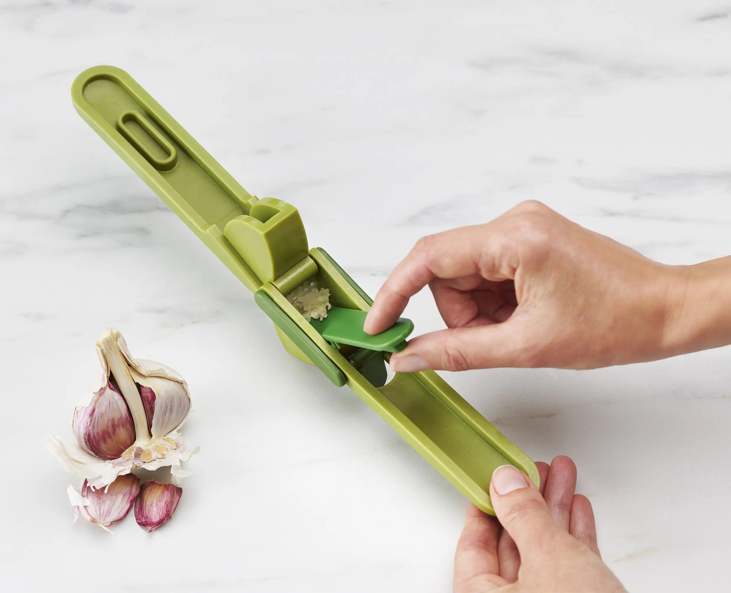 joseph-joseph-cleanforce-green-garlic-press image 5