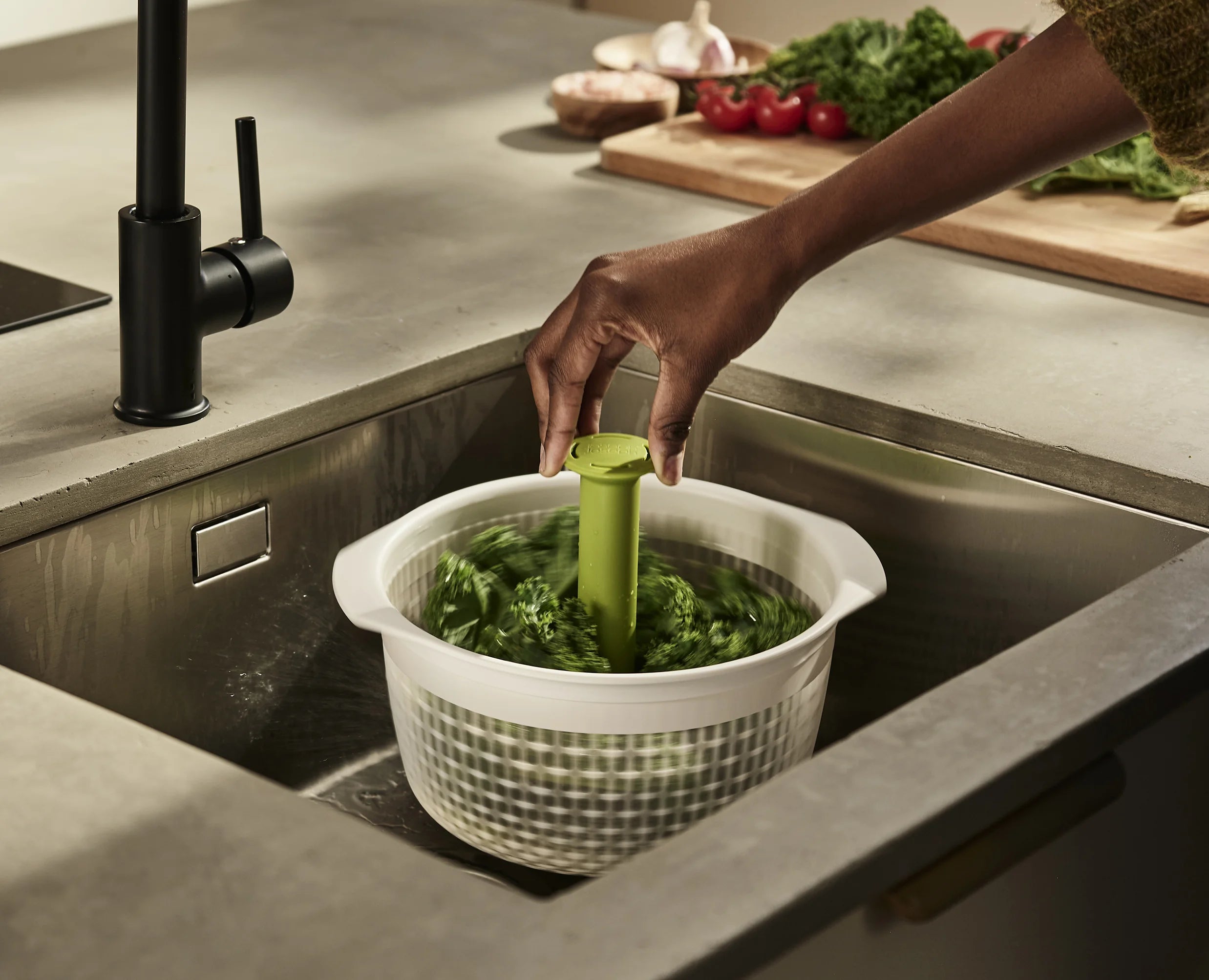 joseph-joseph-spindola-green-in-sink-salad-spinning-colander image 3