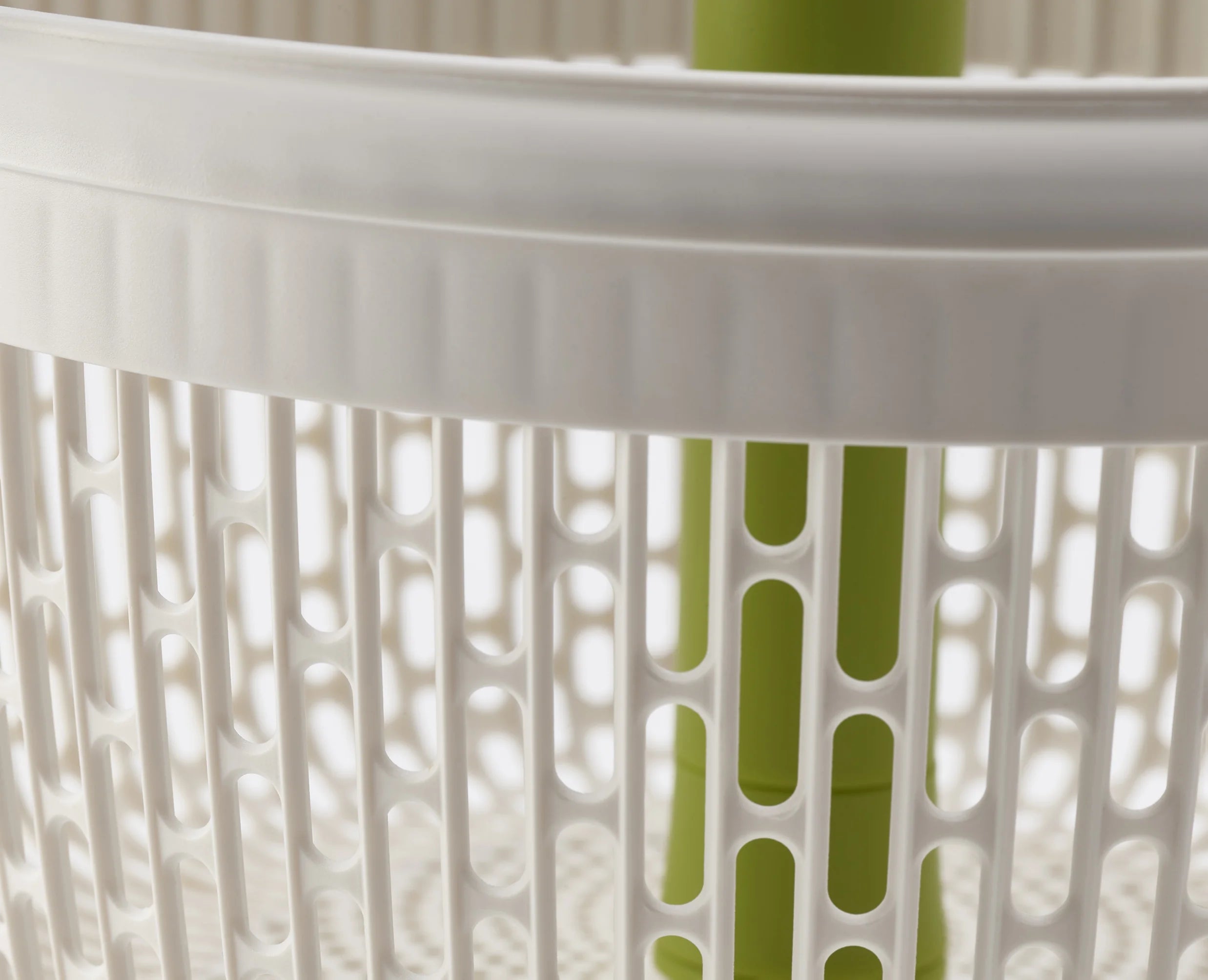 joseph-joseph-spindola-green-in-sink-salad-spinning-colander image 6