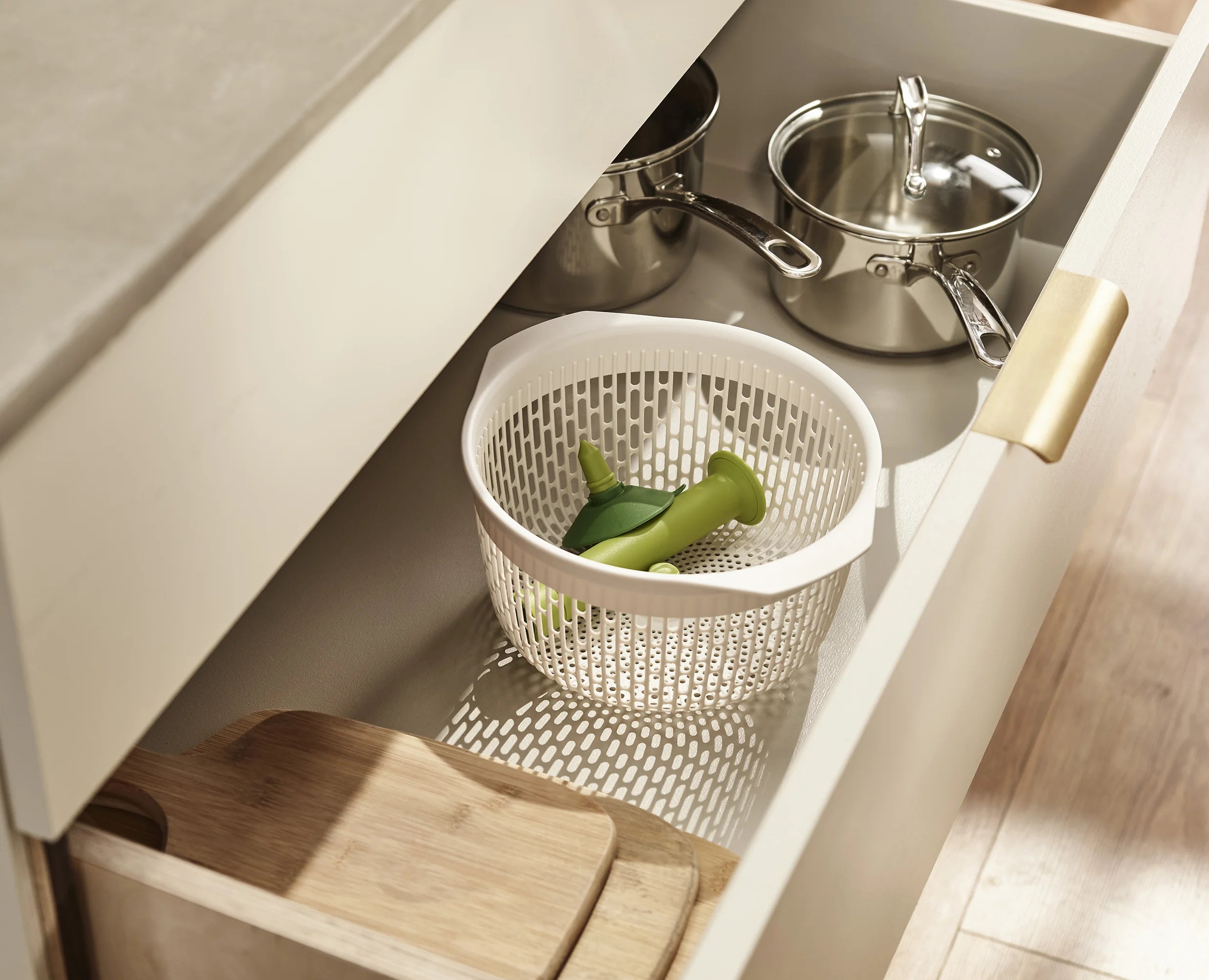 joseph-joseph-spindola-green-in-sink-salad-spinning-colander image 8