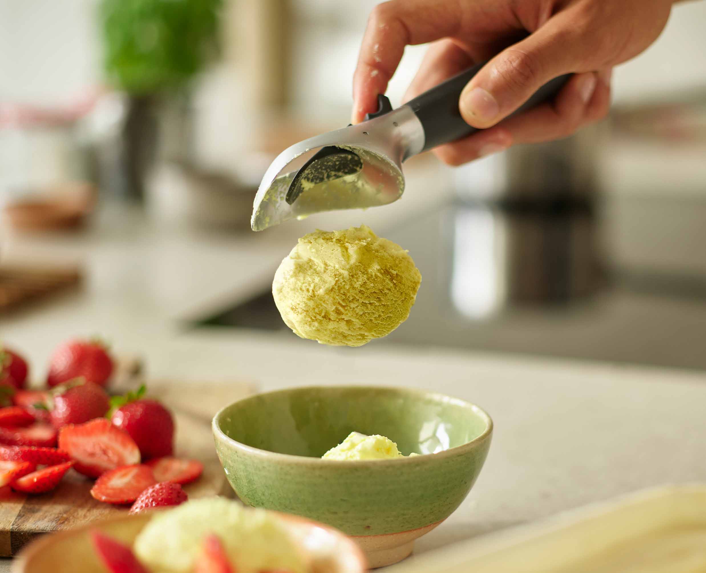joseph-joseph-elevate-grey-ice-cream-scoop image 3