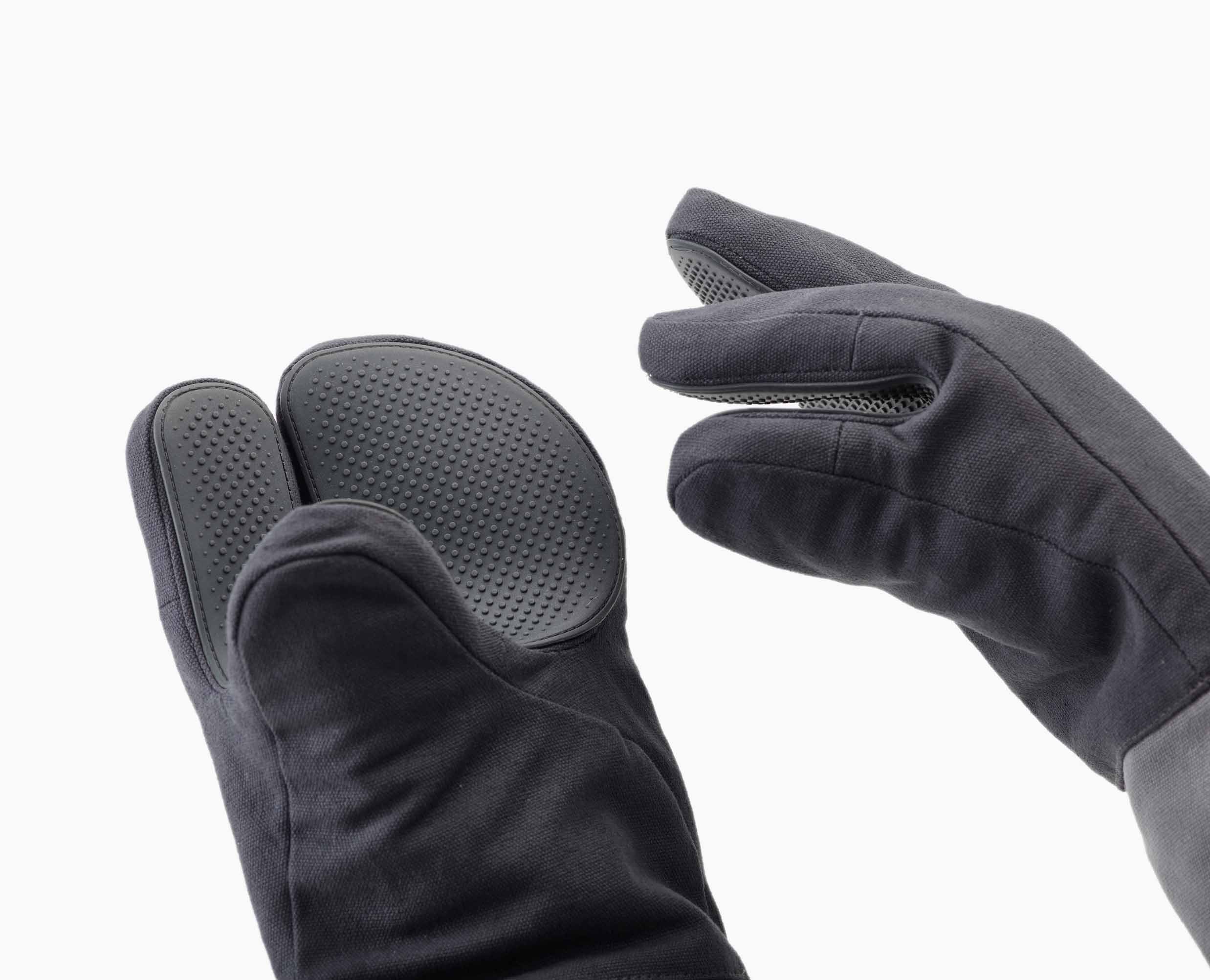 joseph-joseph-pinch-easy-grip-set-of-2-oven-gloves-grey image 6