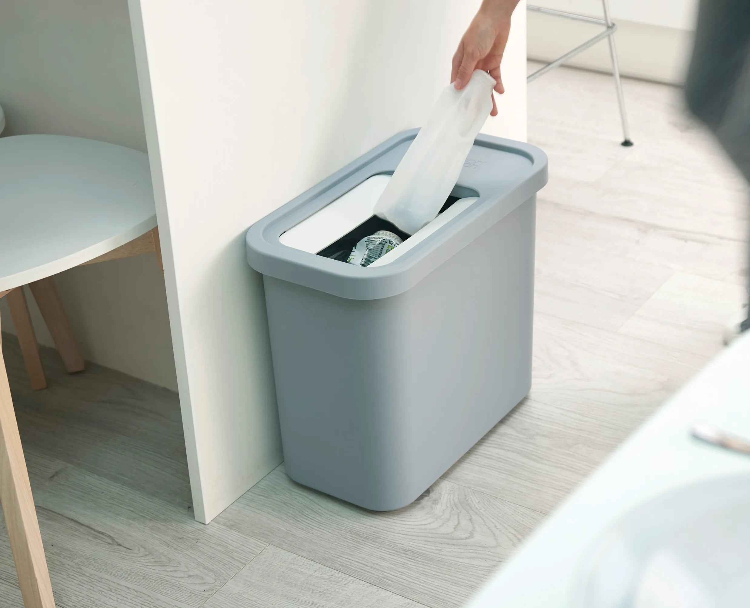 joseph-joseph-gorecycle-32l-light-blue-recycling-collector-with-one-way-flaps image 3