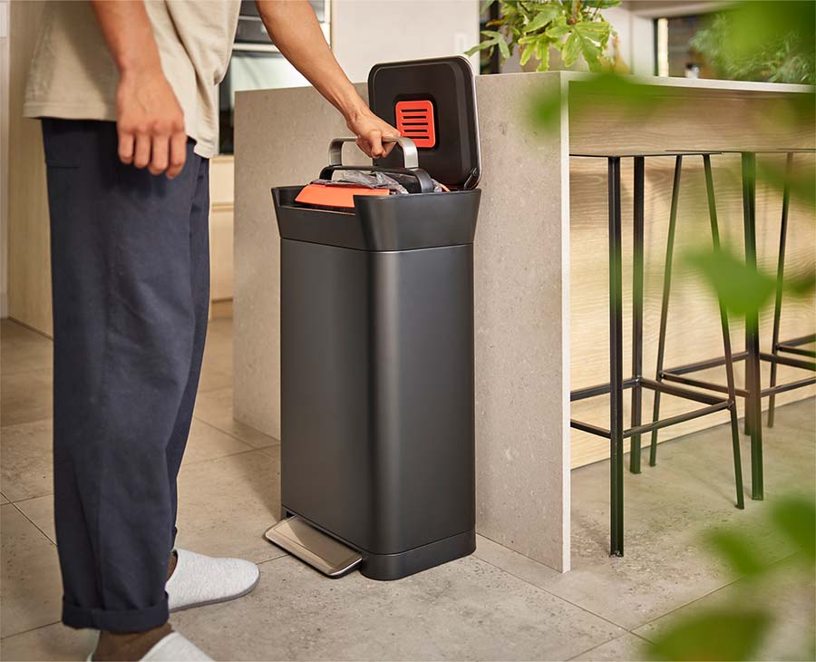 joseph-joseph-titan-30l-black-trash-compactor image 2