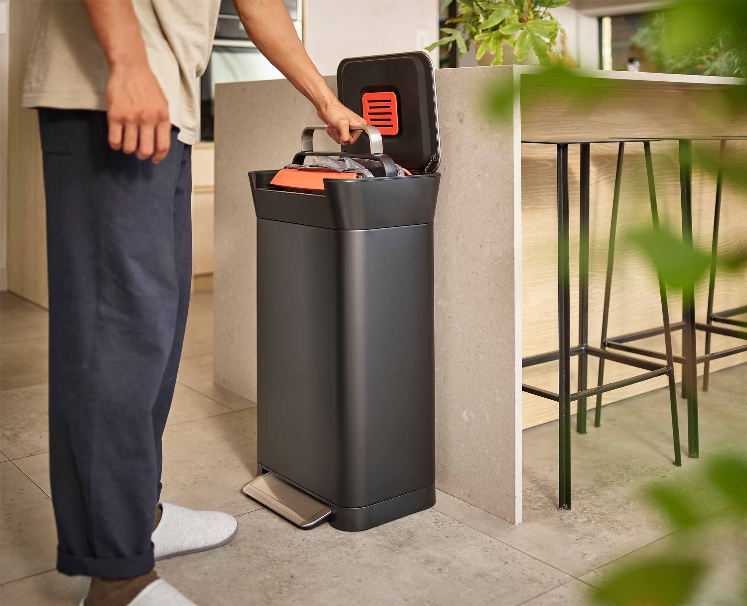 joseph-joseph-titan-30l-black-trash-compactor-starter-set image 2