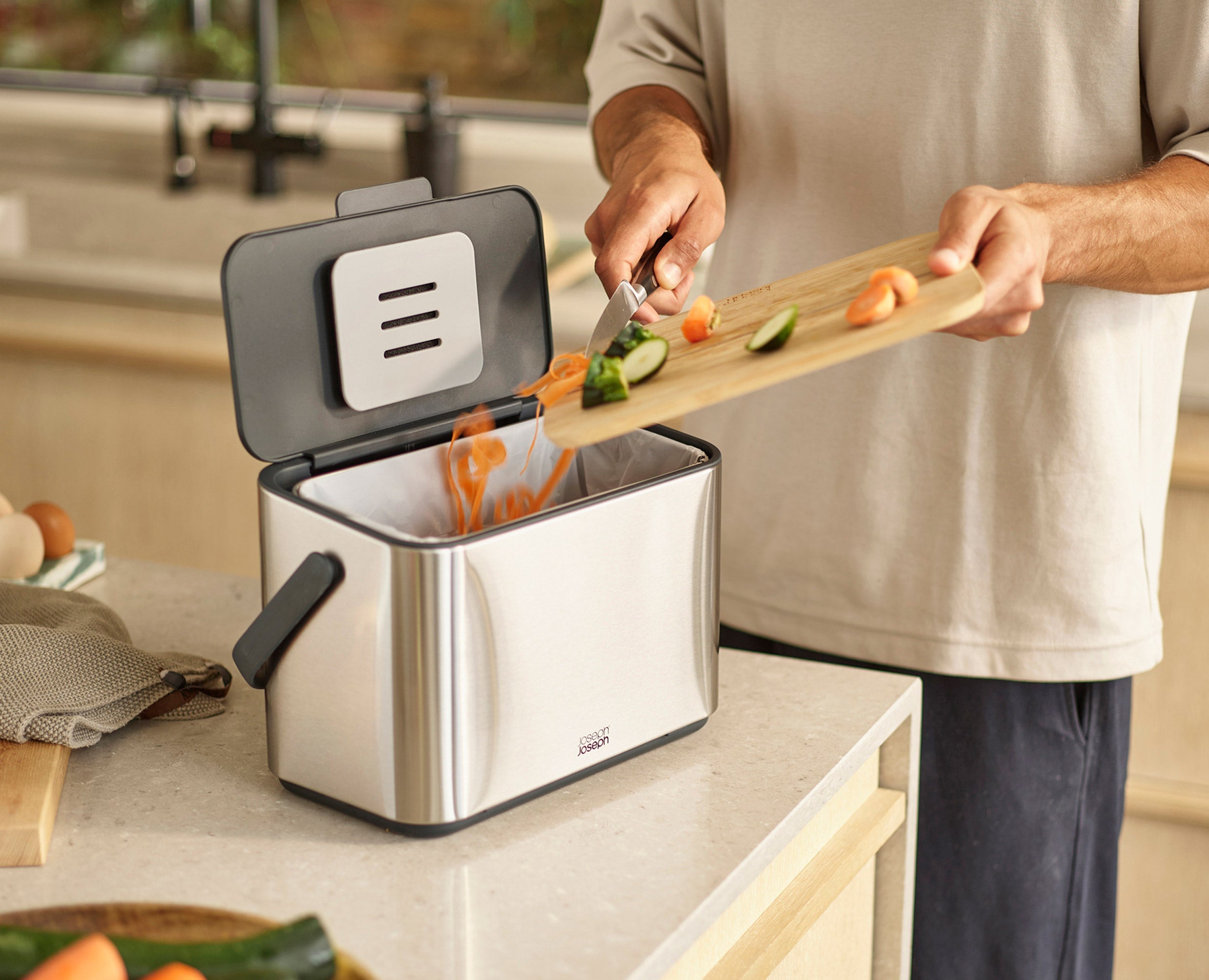 joseph-joseph-collect-4l-stainless-steel-food-waste-caddy-starter-set image 4
