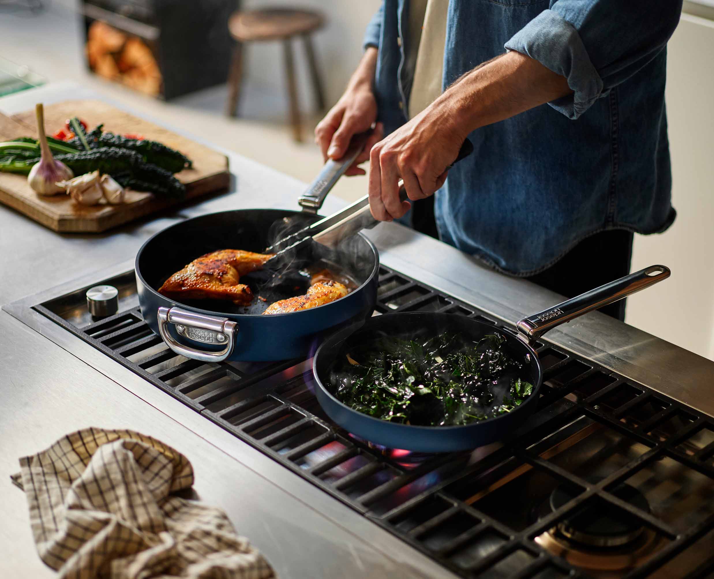 joseph-joseph-space-folding-handle-ceramic-non-stick-30cm-blue-frying-pan image 3